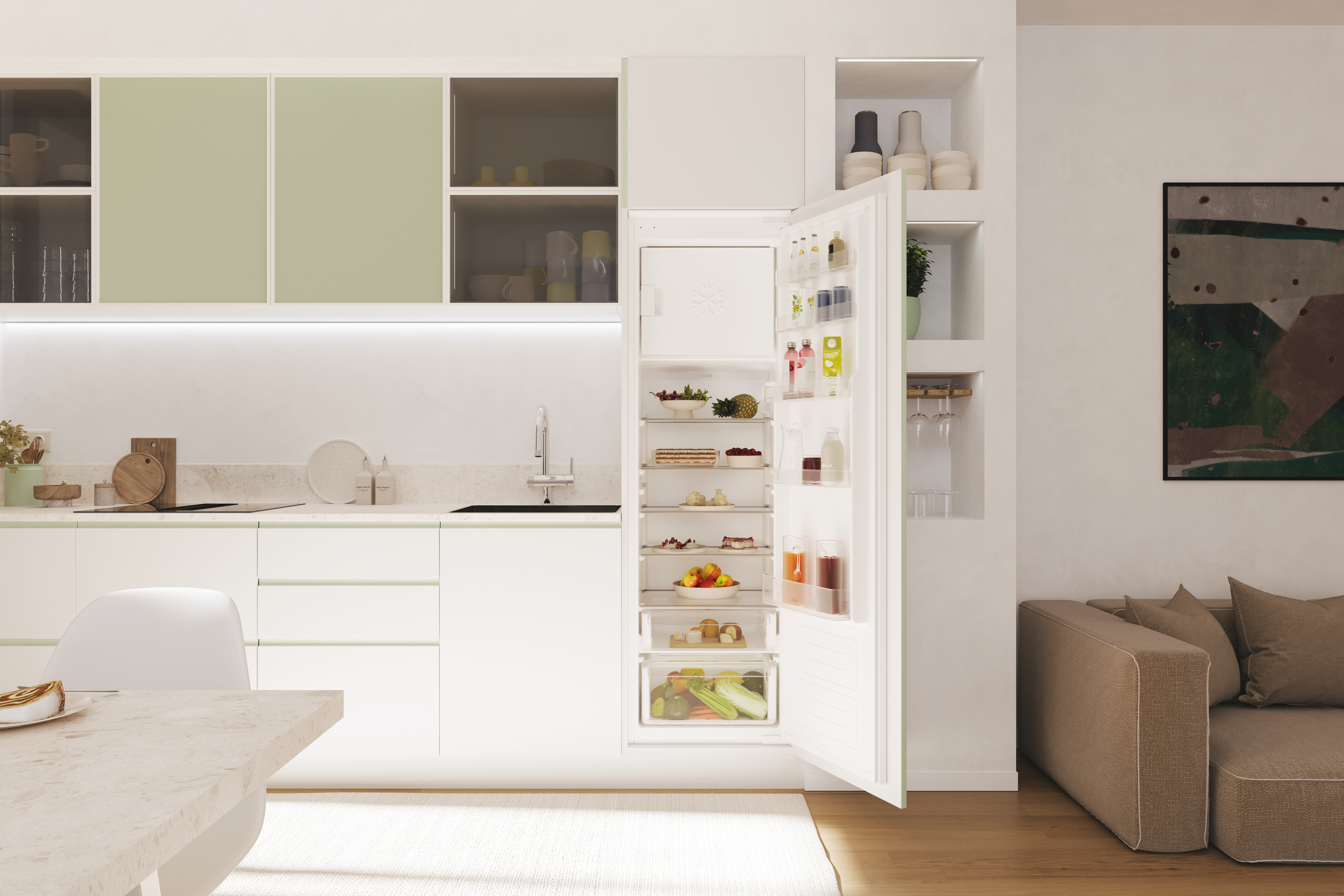 Moderne weiße und grüne Küche mit offenem Kühlschrank, Spüle und einem Sofa im Hintergrund.
