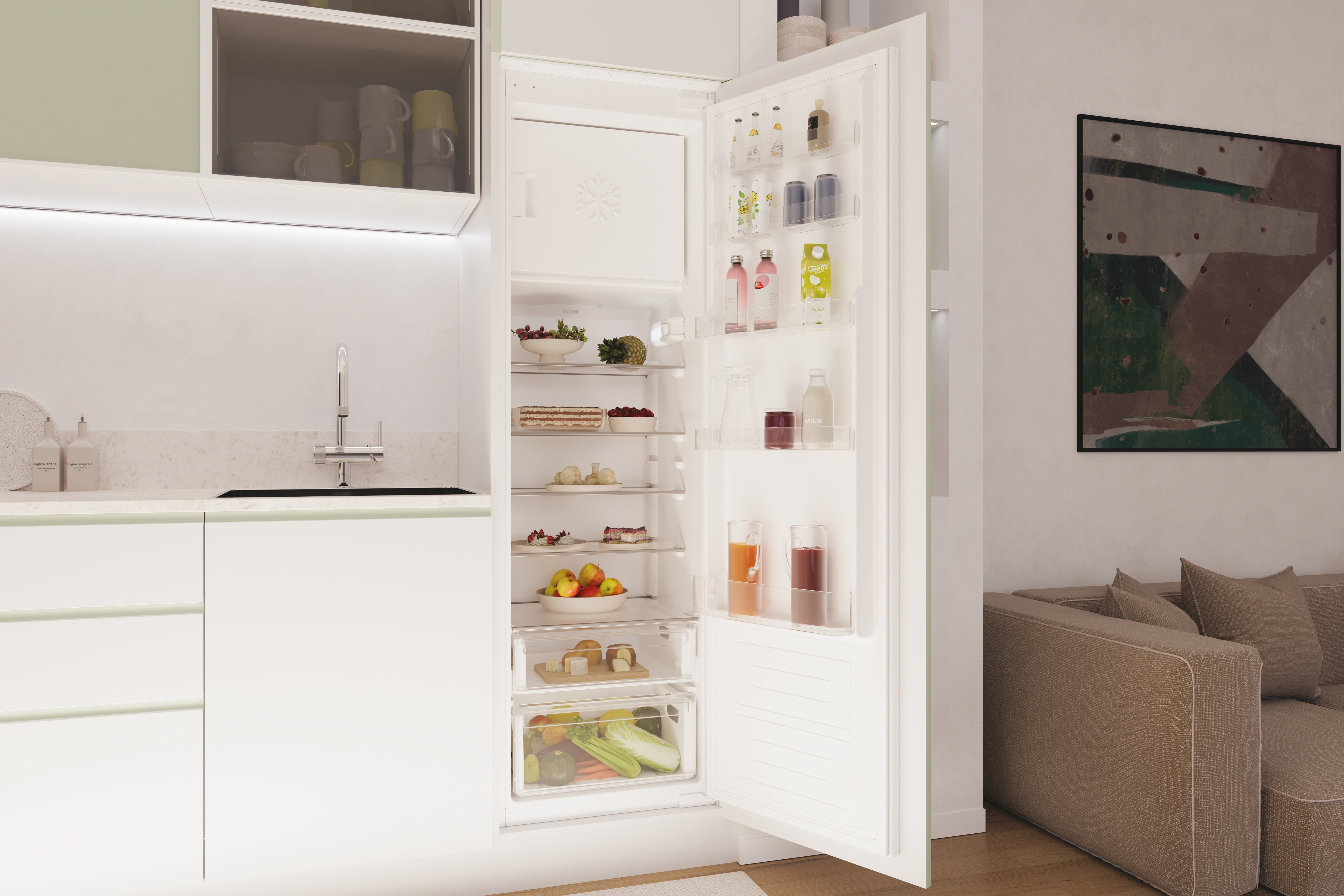 Offener weißer Kühlschrank gefüllt mit Lebensmitteln in einer modernen Küche mit einer Sofa-Sitzecke im Hintergrund.