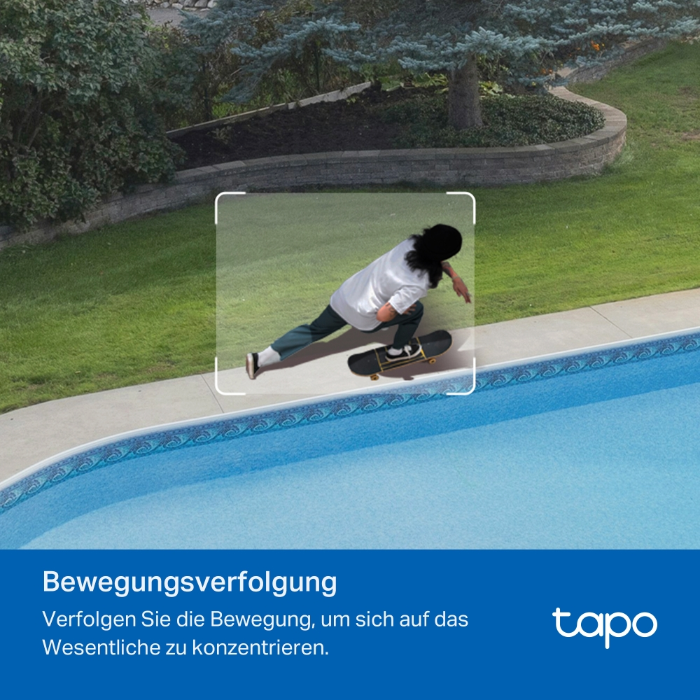 Eine Person auf einem Skateboard in der Nähe eines Swimmingpools im Garten, hervorgehoben durch einen Rahmen.