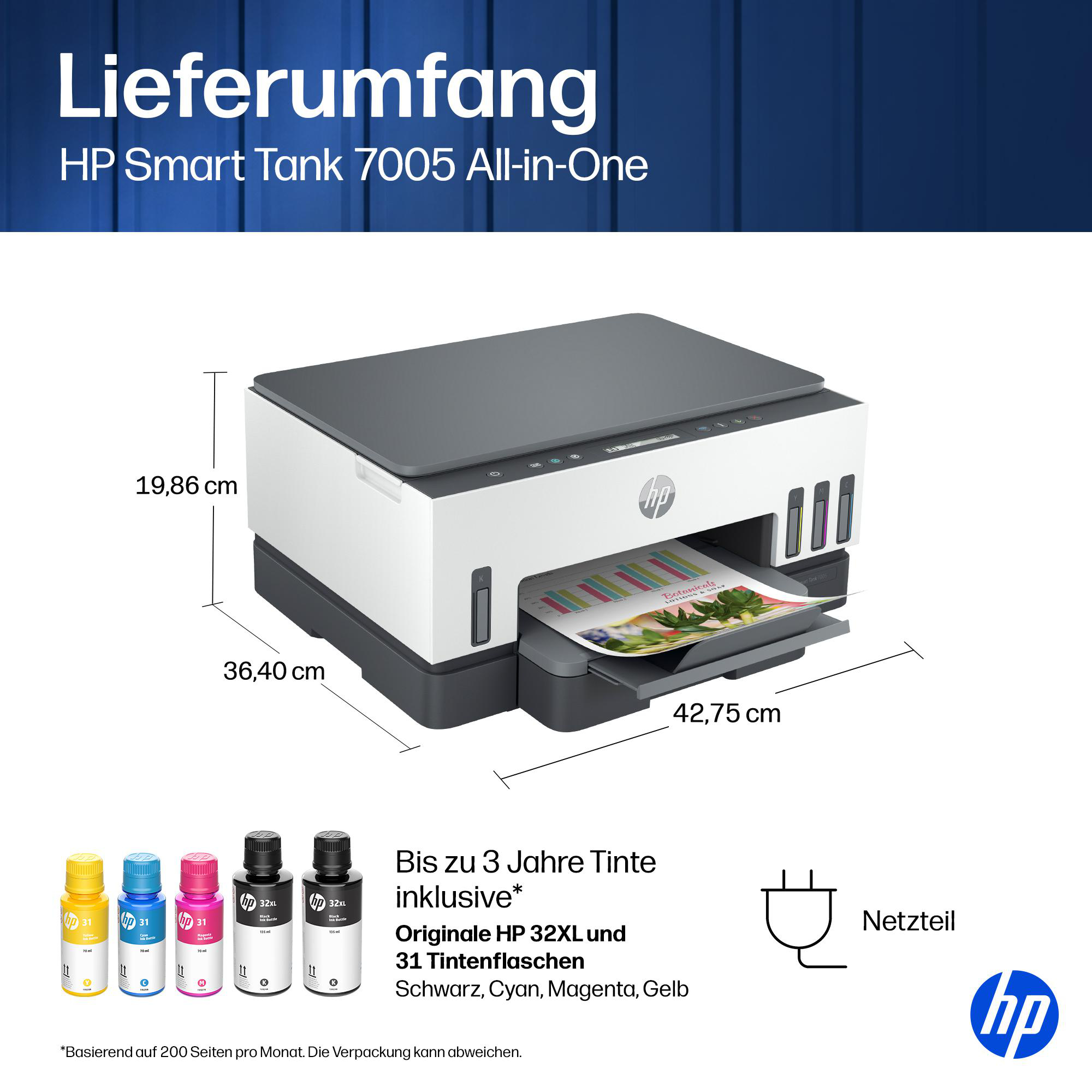 HP Smart Tank 7005 Drucker mit Maßen, Tintenflaschen und Netzkabel vor blauem Hintergrund.