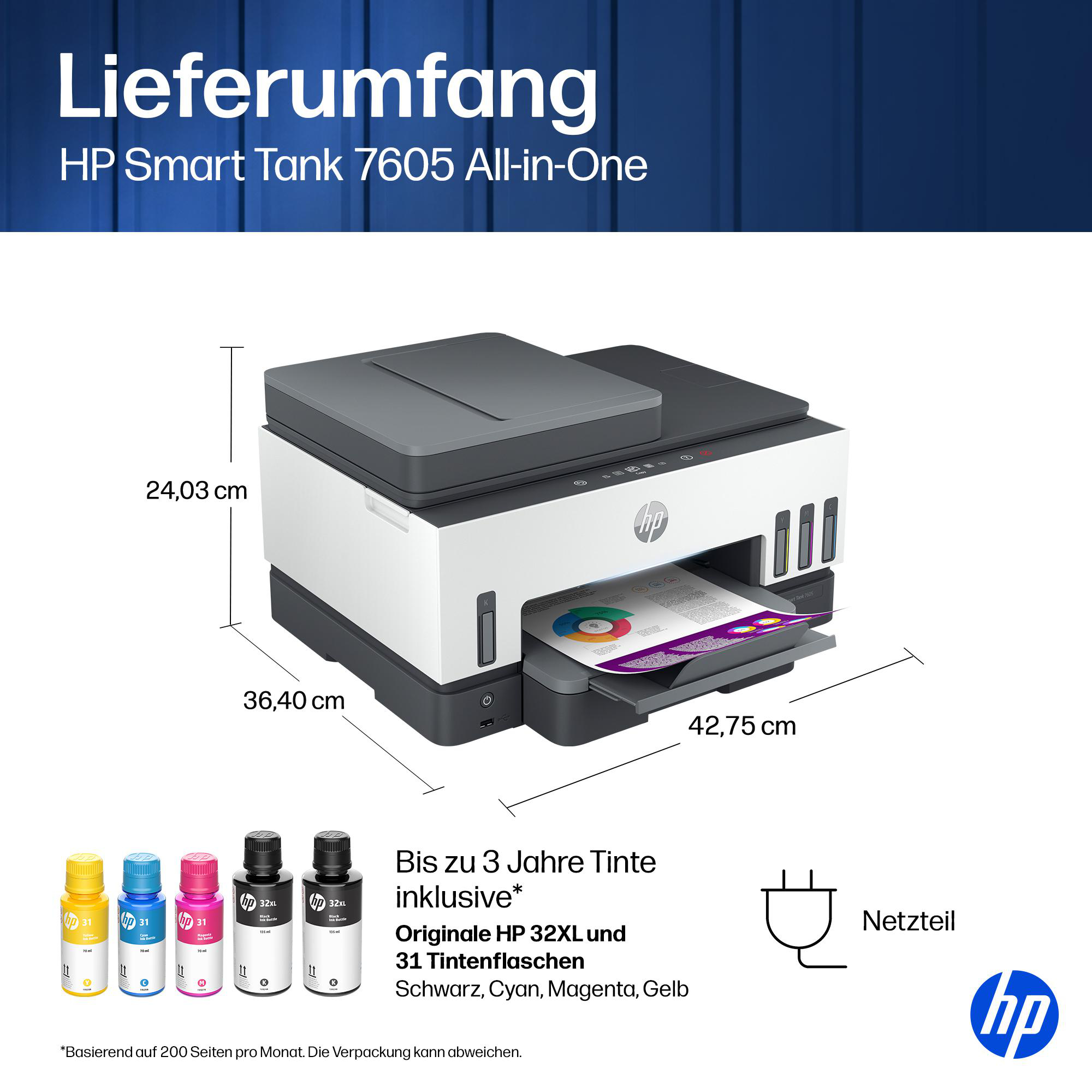 HP Smart Tank 7605 Drucker mit Maßangaben, Tintentaschen und Netzteil.