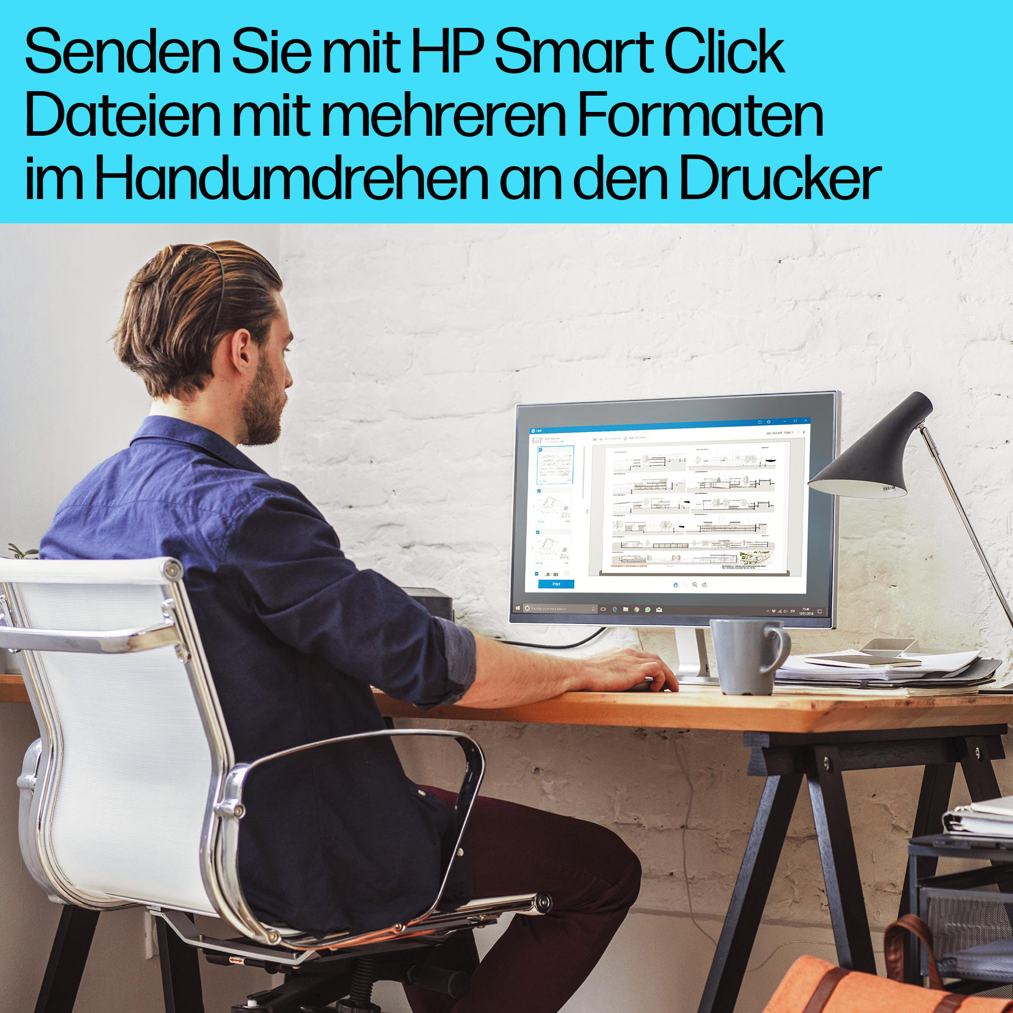 Ein Mann sitzt an einem Holztisch und arbeitet am Computer, während er HP Smart Click nutzt.