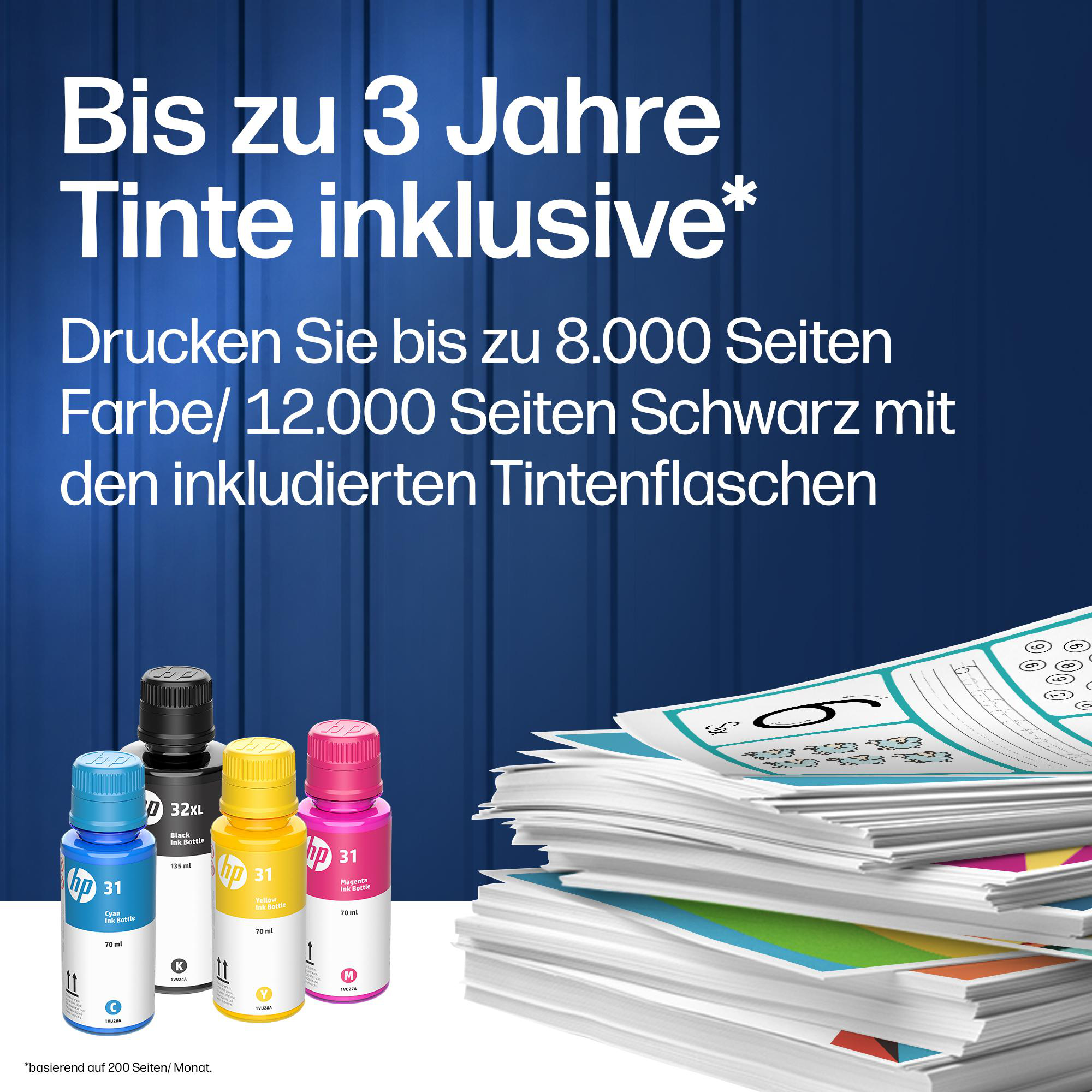 Werbung für HP-Tintenflaschen mit Text über Druckleistung und große Papierstapel auf blauem Hintergrund.