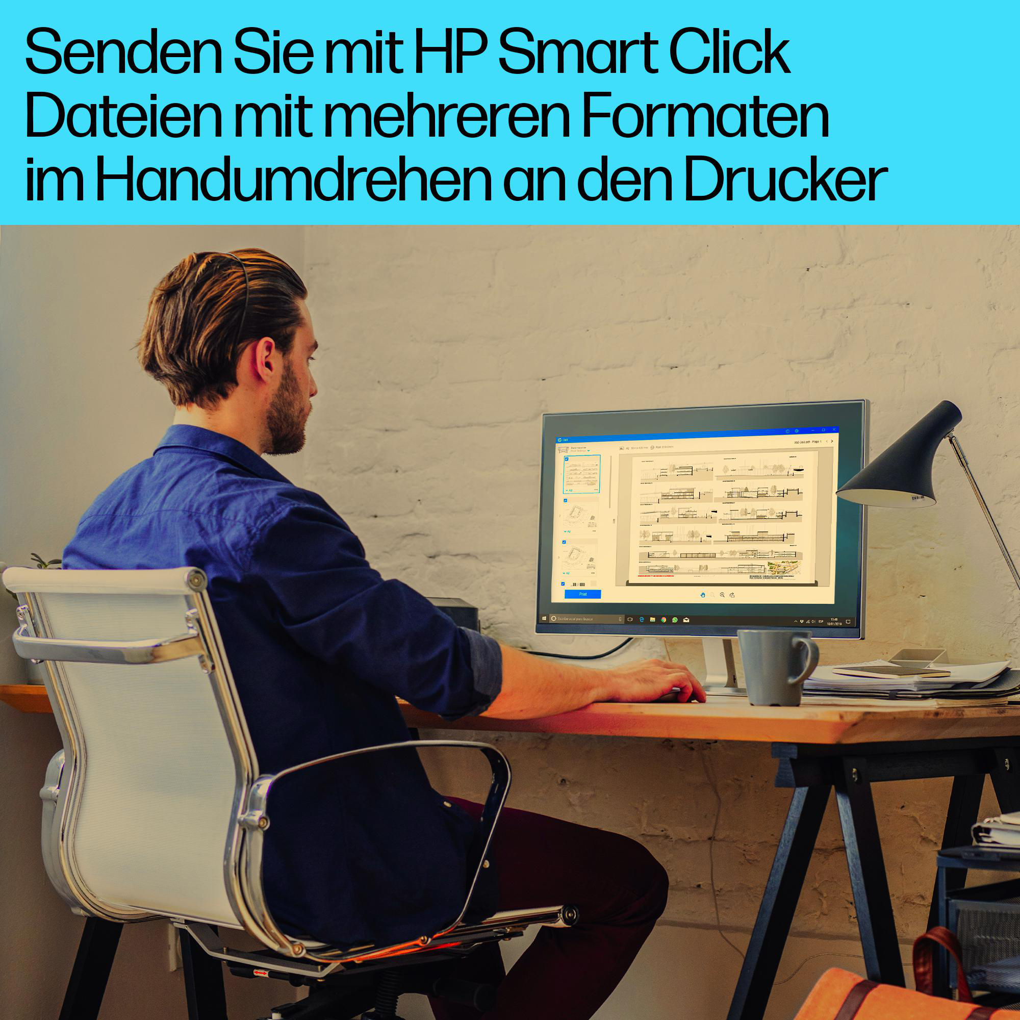 Ein Mann sitzt an einem Holztisch, arbeitet am Computer und schaut auf den Bildschirm mit Architekturplänen.