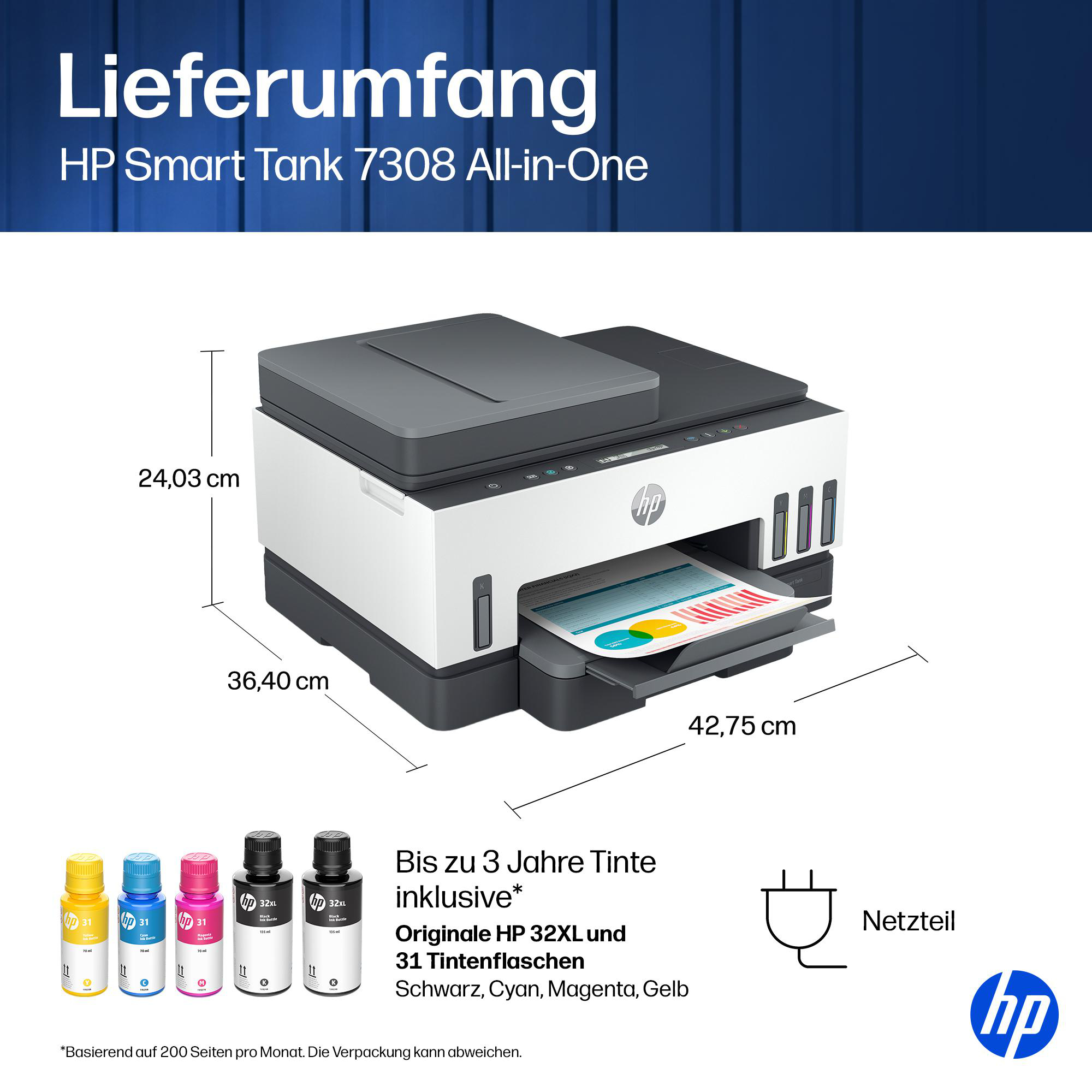 HP Smart Tank 7308 Drucker mit Maßen, Tintenflaschen und Netzteil vor blauem Hintergrund.
