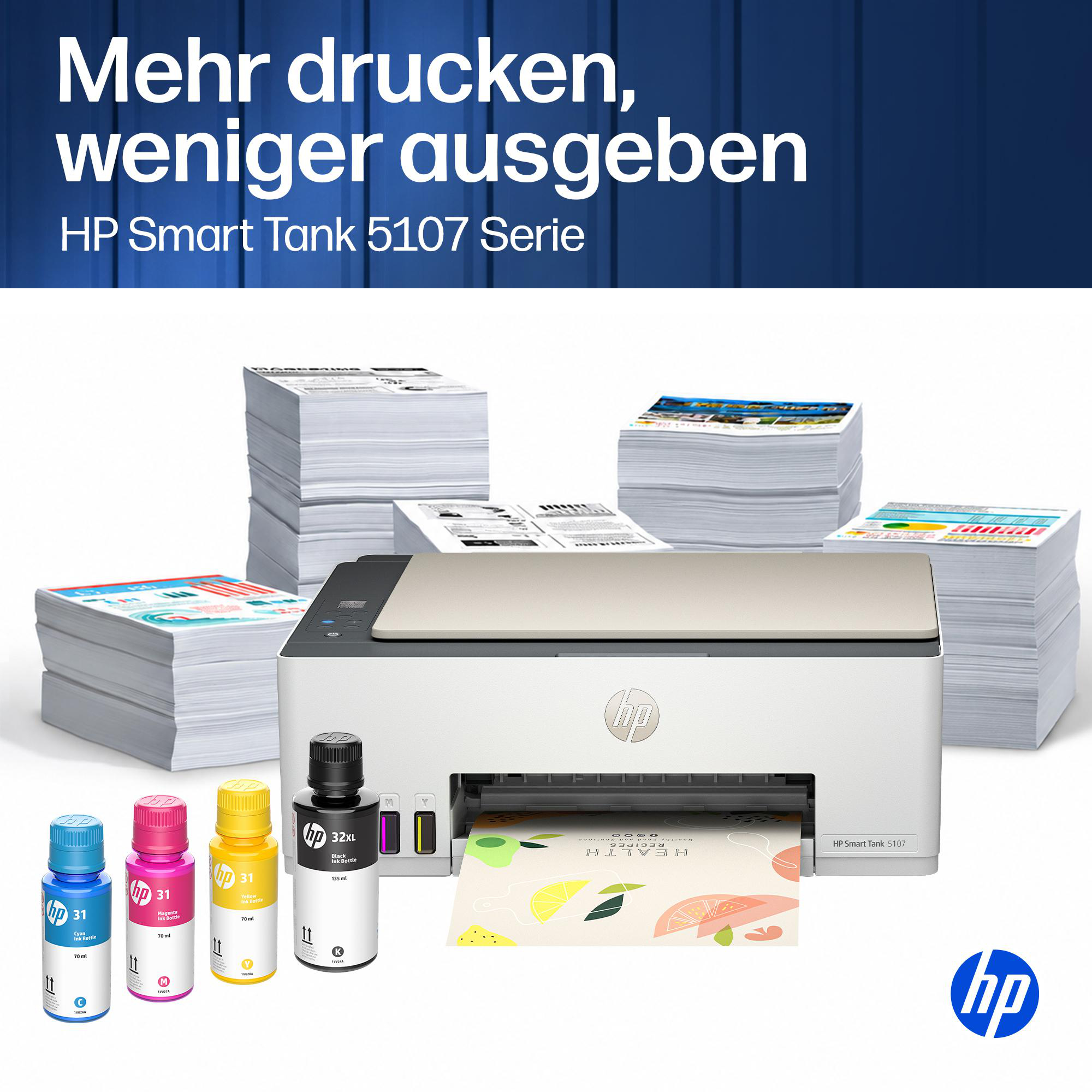 HP Smart Tank 5107 Drucker mit vier Tintenflaschen und großen Papierstapeln auf weißem Hintergrund.