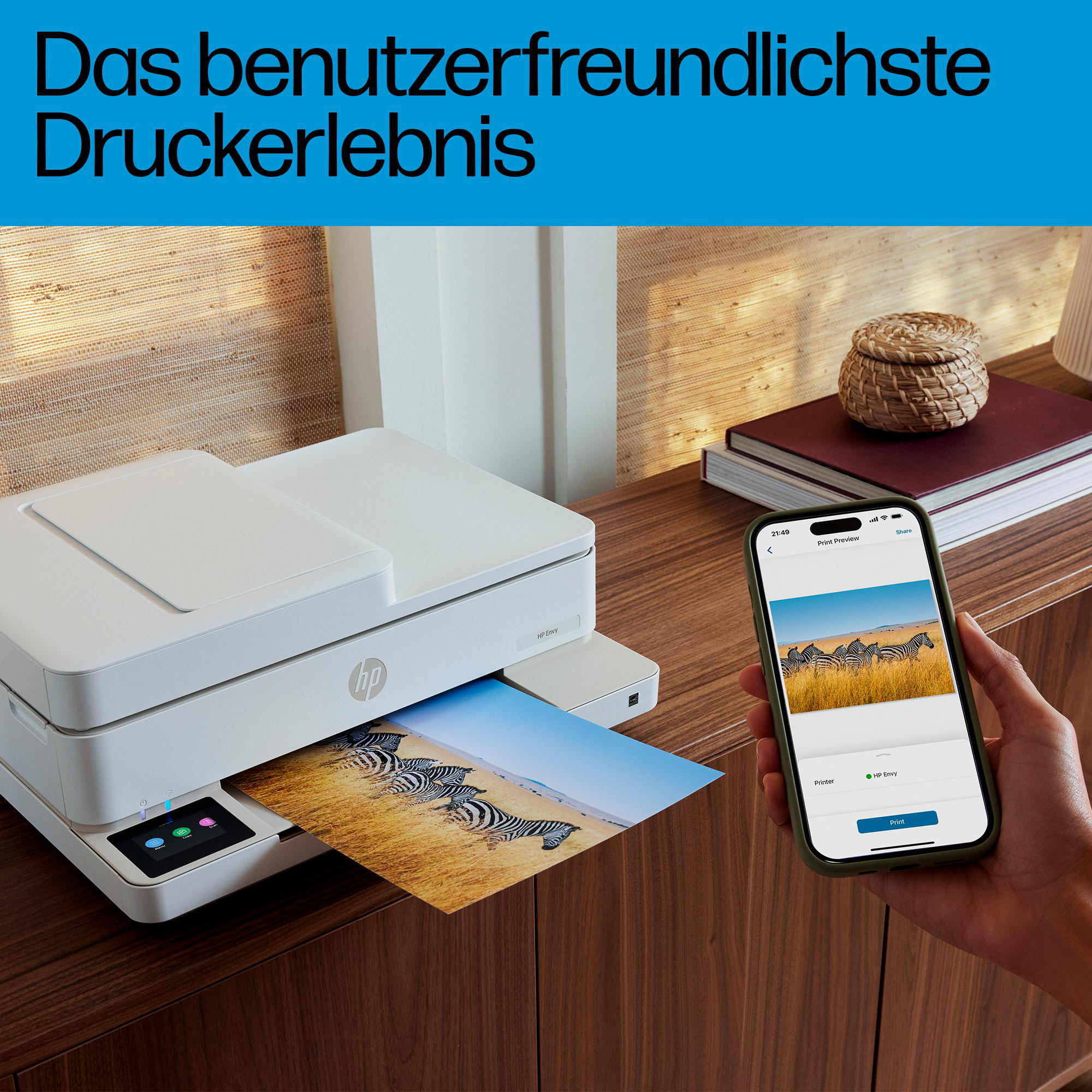 Ein Smartphone zeigt eine Druckvorschau von Zebras, während ein HP-Drucker dieses Bild auf Holzmöbeln ausgibt.