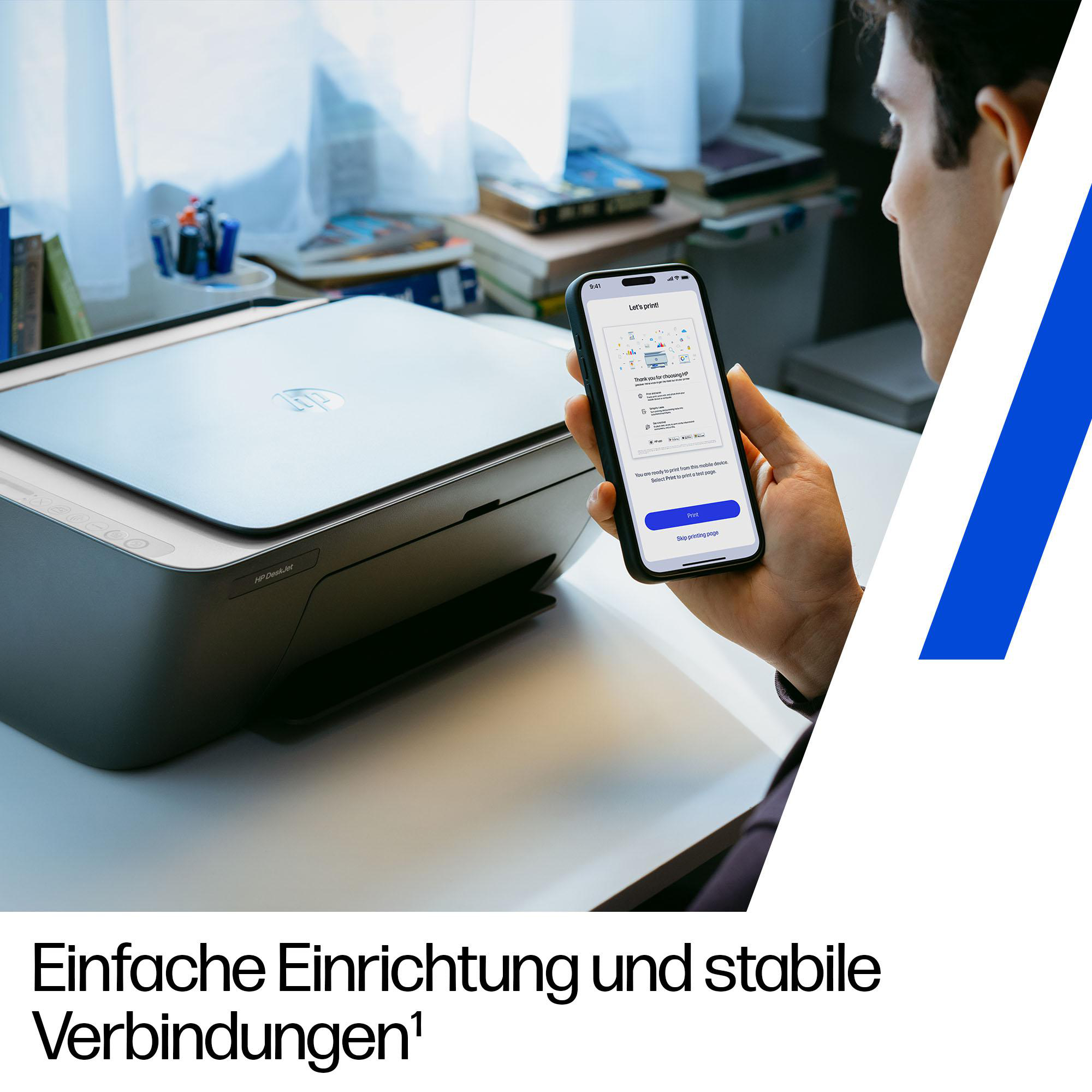 Ein Mann hält ein Smartphone mit einer Drucker-App neben einem HP-Drucker.