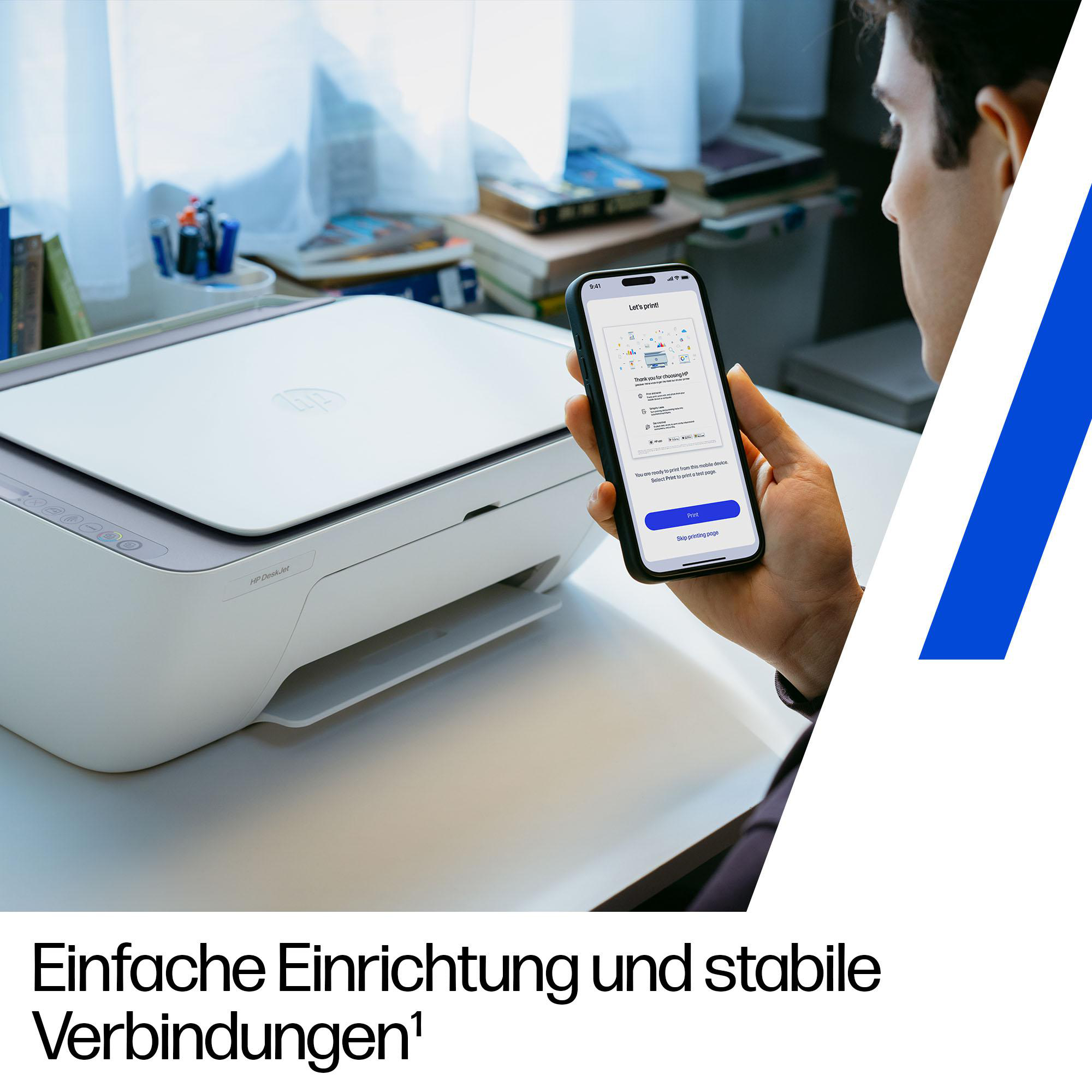 Ein Mann verbindet sein Smartphone mit einem weißen HP Drucker auf einem Schreibtisch.