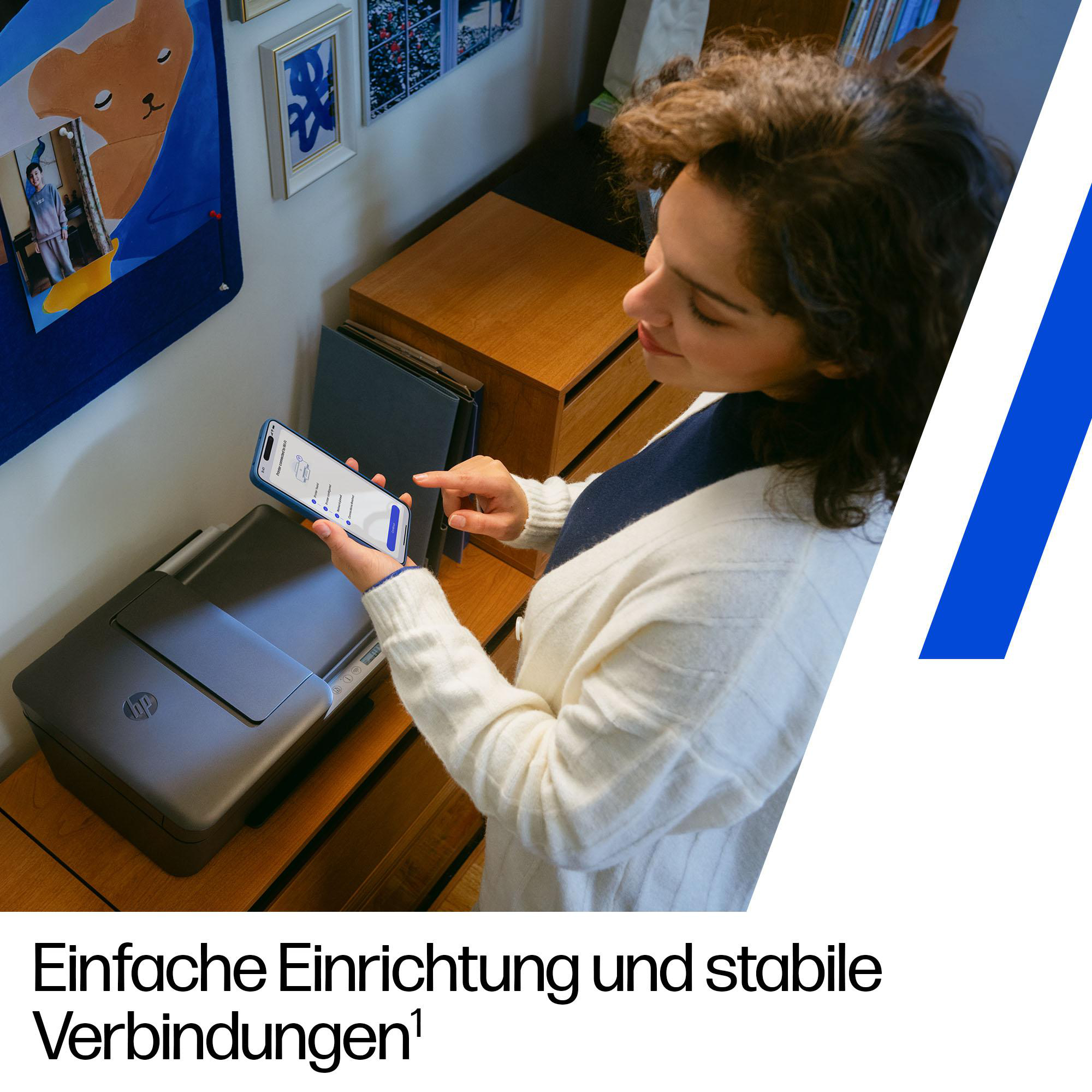 Frau richtet einen grauen HP-Drucker mit ihrem Smartphone ein.