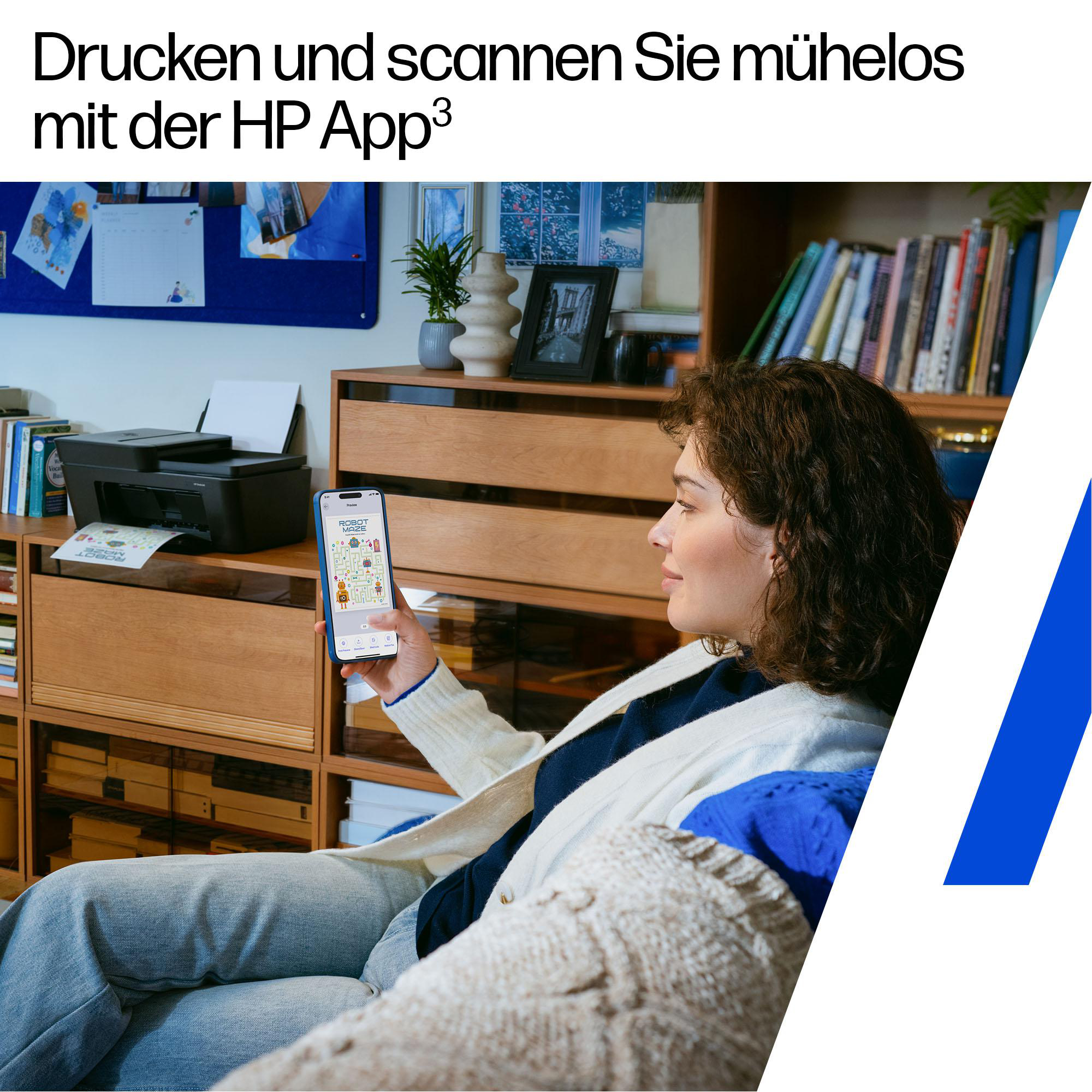 Eine Frau hält ein Smartphone mit einer App, in einem Zimmer mit Drucker, Regalen und deutschem Text oben.