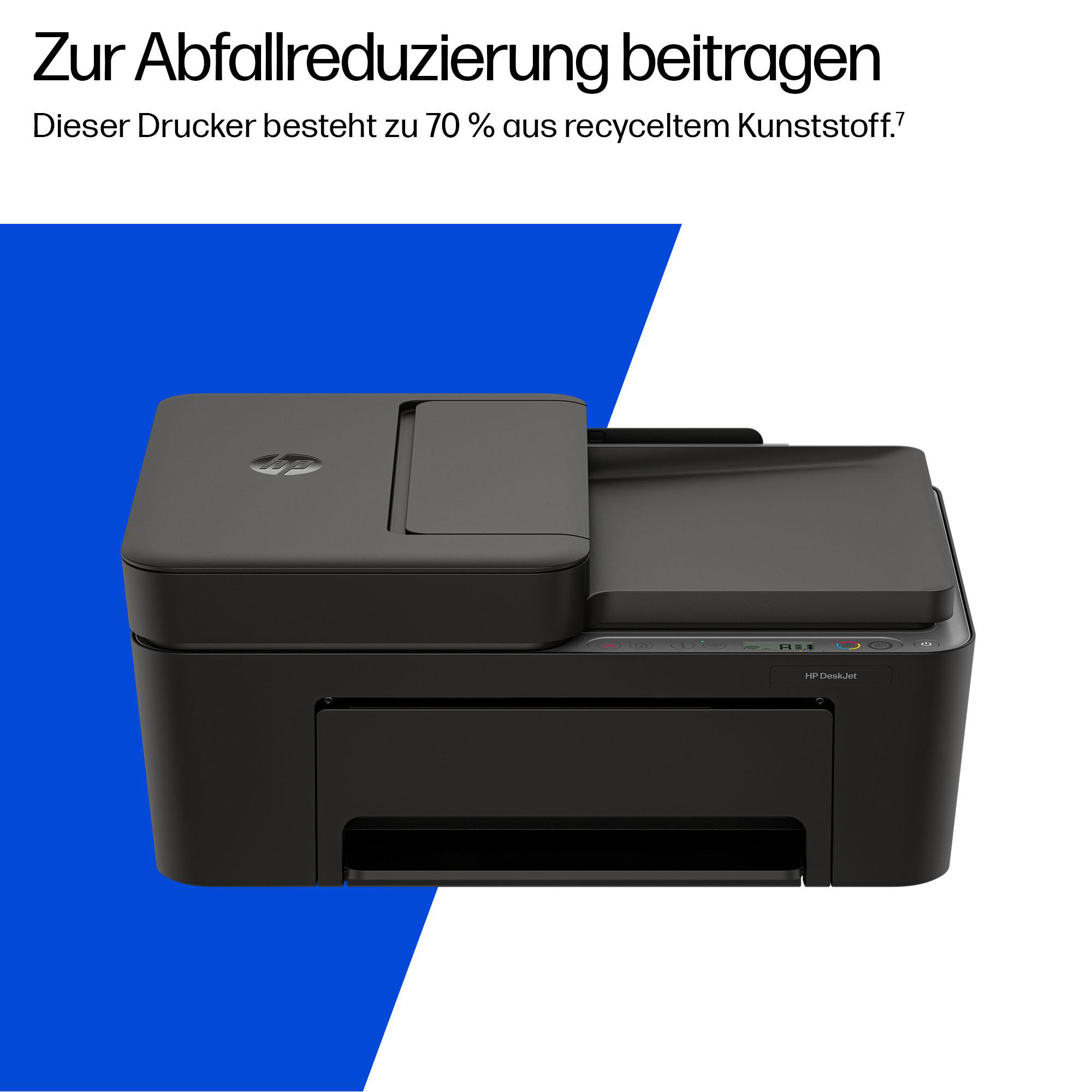 Ein schwarzer HP-Drucker vor blau-weißem Hintergrund mit deutschem Werbetext über recycelten Kunststoff.