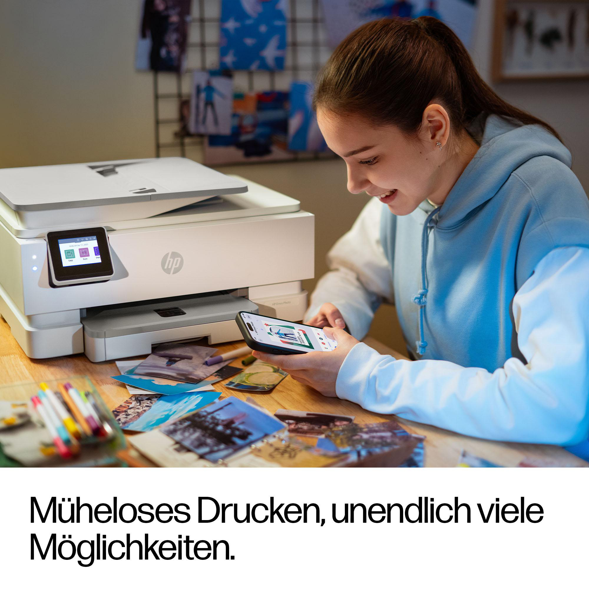 Ein Mädchen lächelt, während sie mit ihrem Smartphone Fotos auswählt, die sie auf einem HP Drucker ausdrucken möchte.