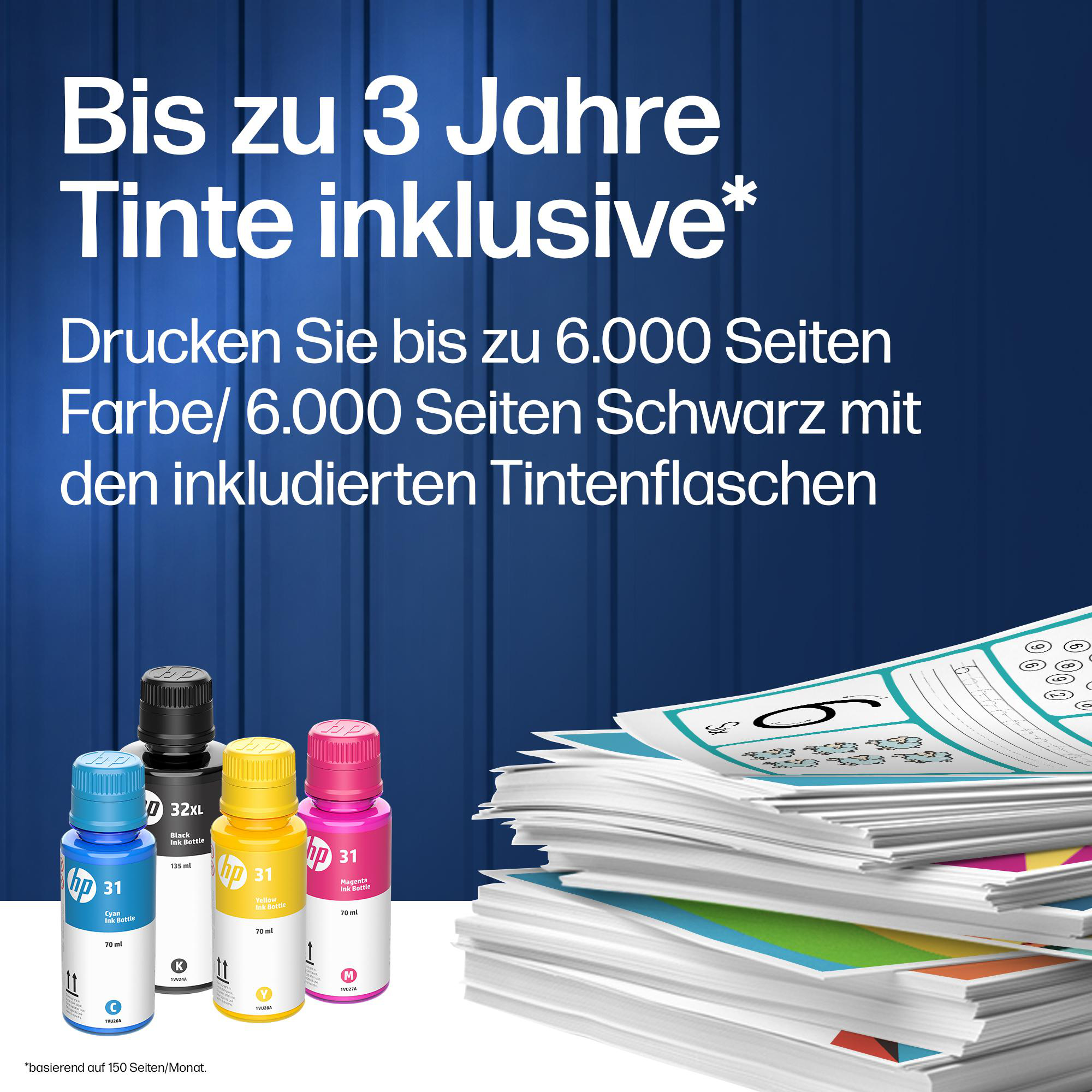 Werbebild mit HP-Tinte, vier Tintenflaschen und gestapeltem Papier vor blauem Hintergrund mit deutschem Text.