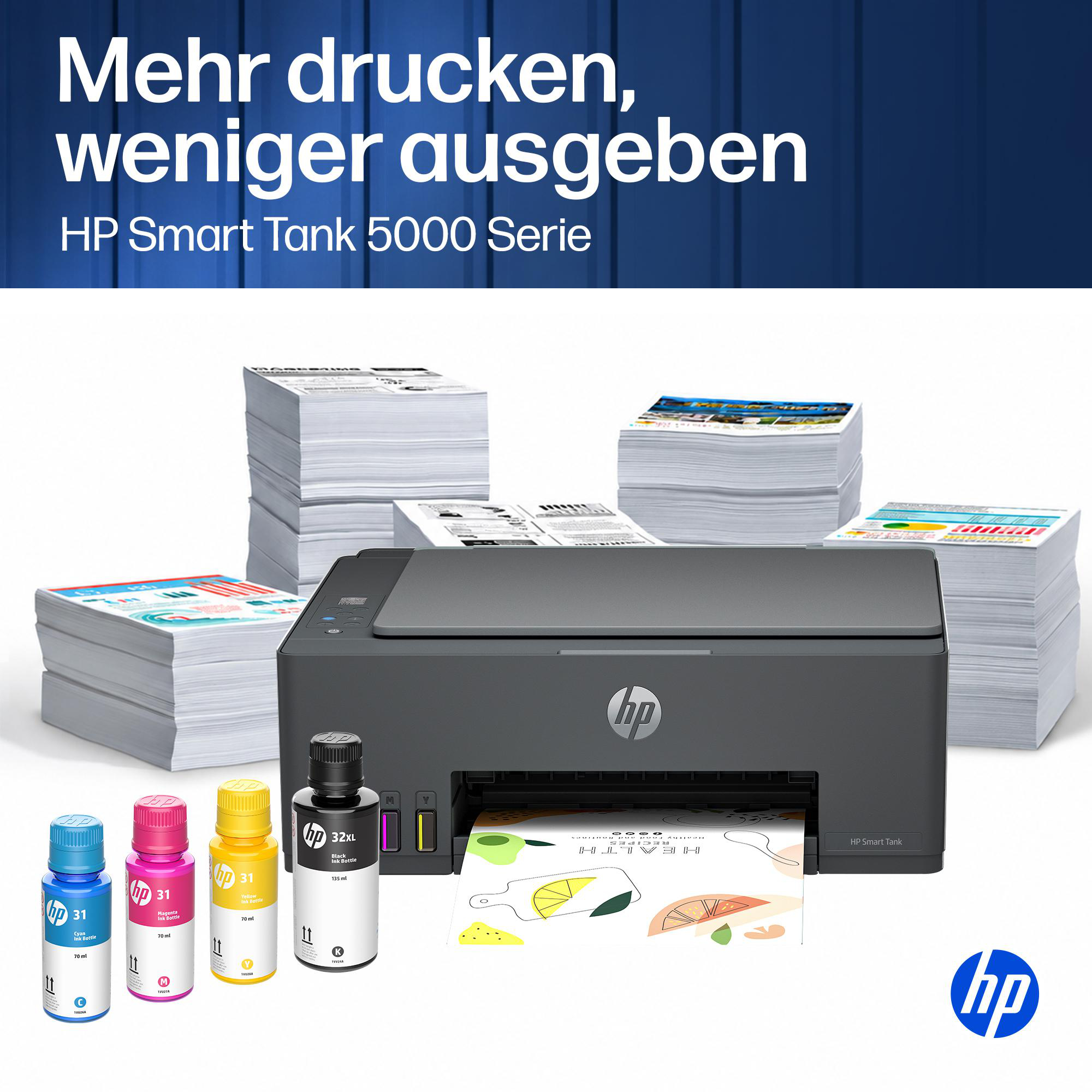 HP Smart Tank Drucker mit Tintenflaschen und großen Papierstapeln.