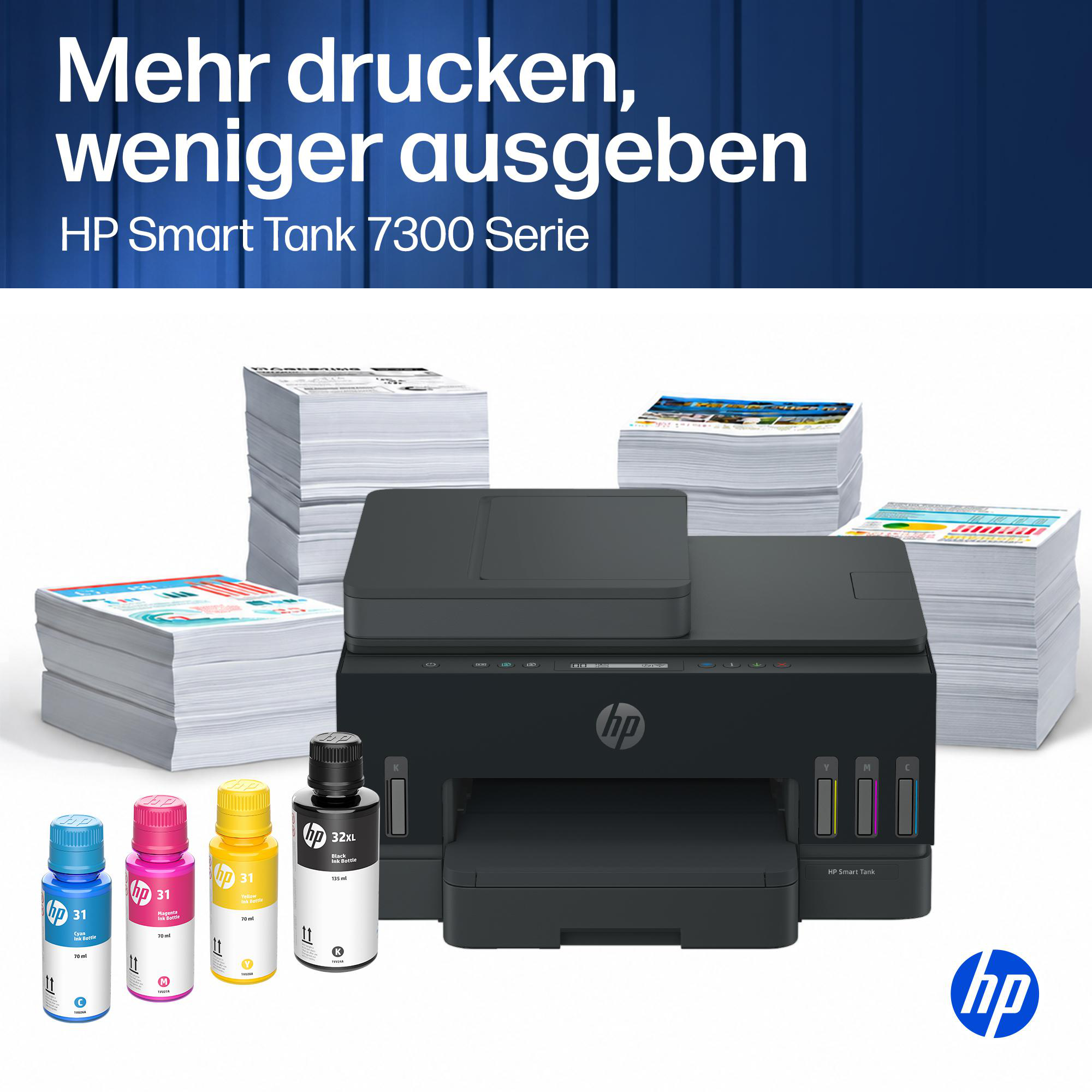 HP Smart Tank 7300 Drucker mit vier Tintenflaschen und mehreren Papierstapeln auf weißem Hintergrund.