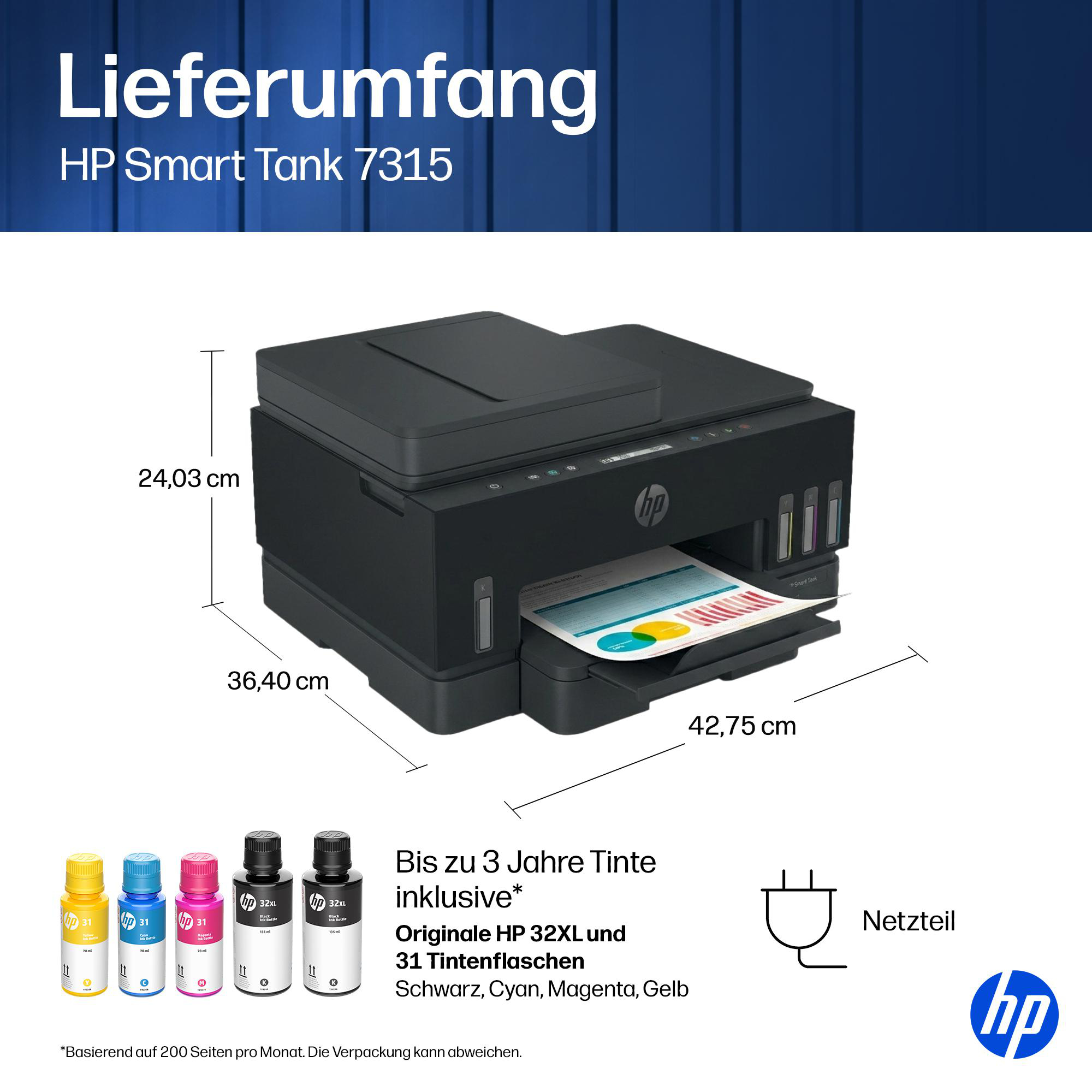 HP Smart Tank 7315 Drucker mit Abmessungen, Tintenflaschen und Netzteil vor blauem Hintergrund.