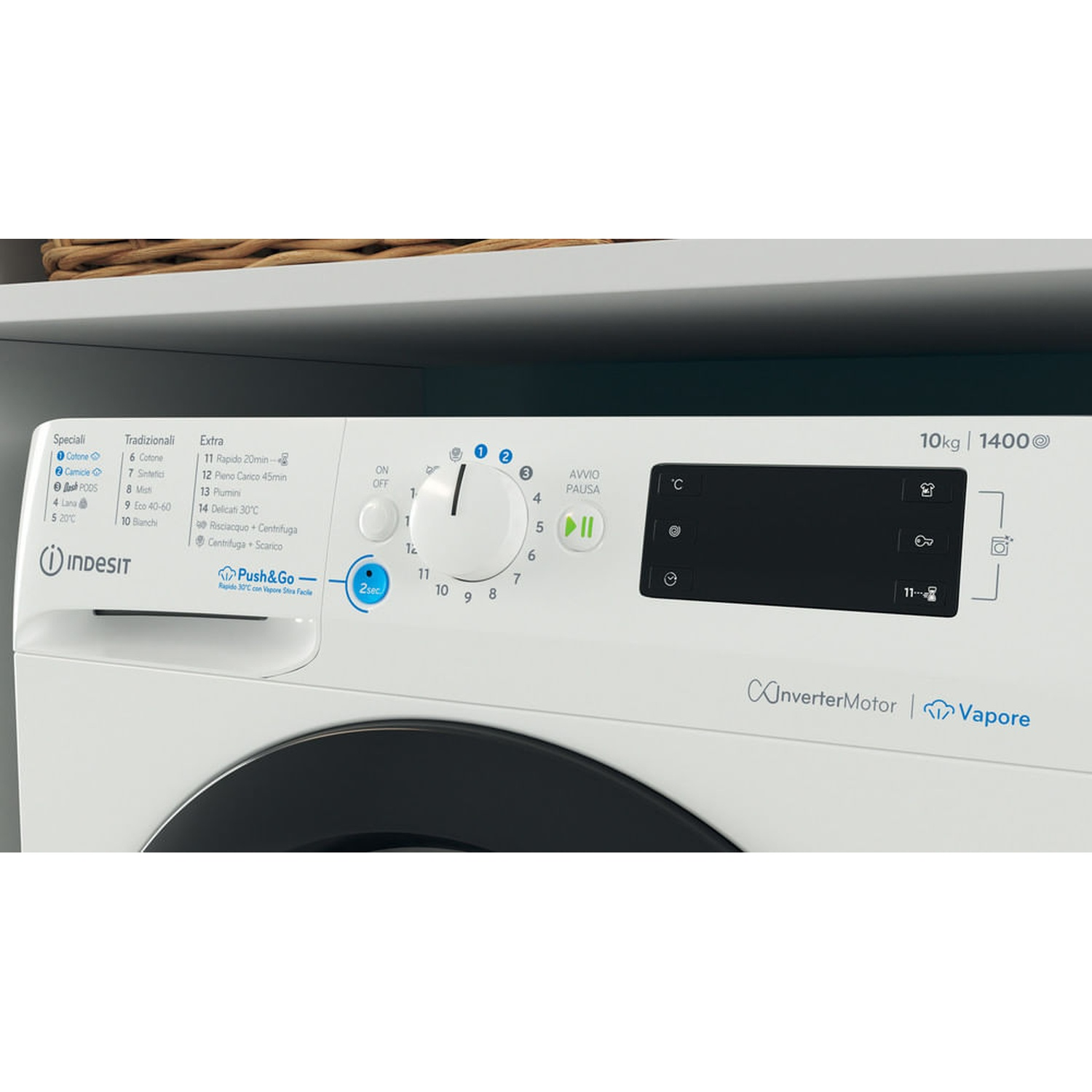 Primo piano del pannello di controllo della lavatrice Indesit con manopola e display digitale.