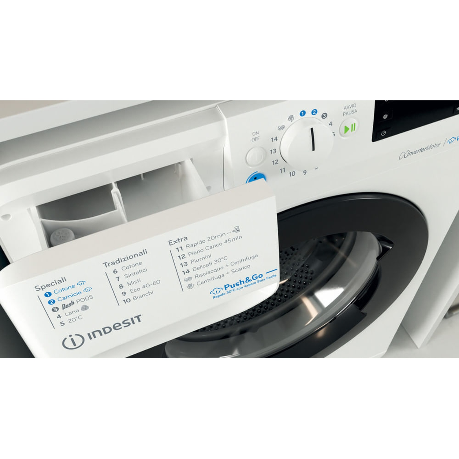 Lavatrice bianca Indesit con cassetto detersivo aperto e lista programmi.