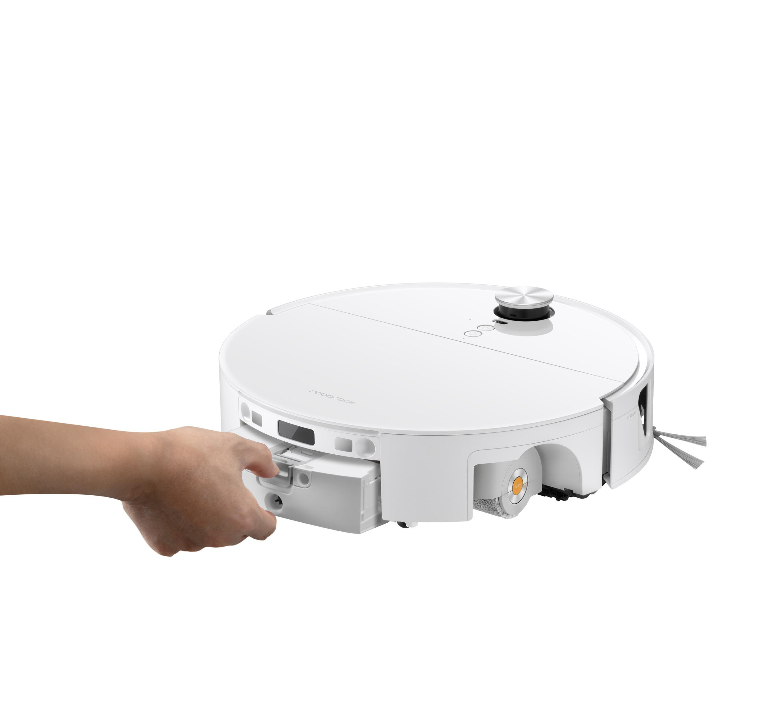 Eine Hand zieht den weißen Staubbehälter aus einem weißen Roboterstaubsauger vor weißem Hintergrund.