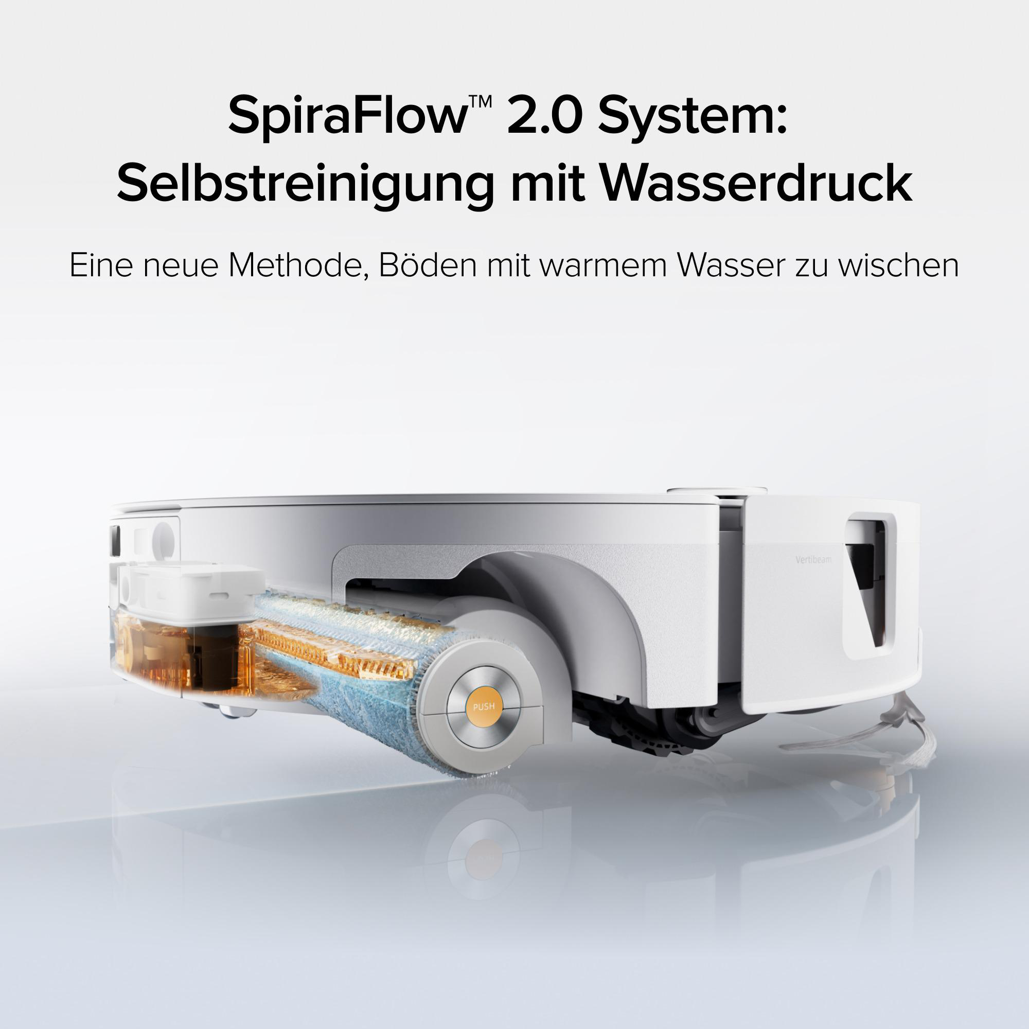 Ein weißer Saugroboter mit Einblick in sein rotierendes Wasser-Wischsystem vor hellem Hintergrund.