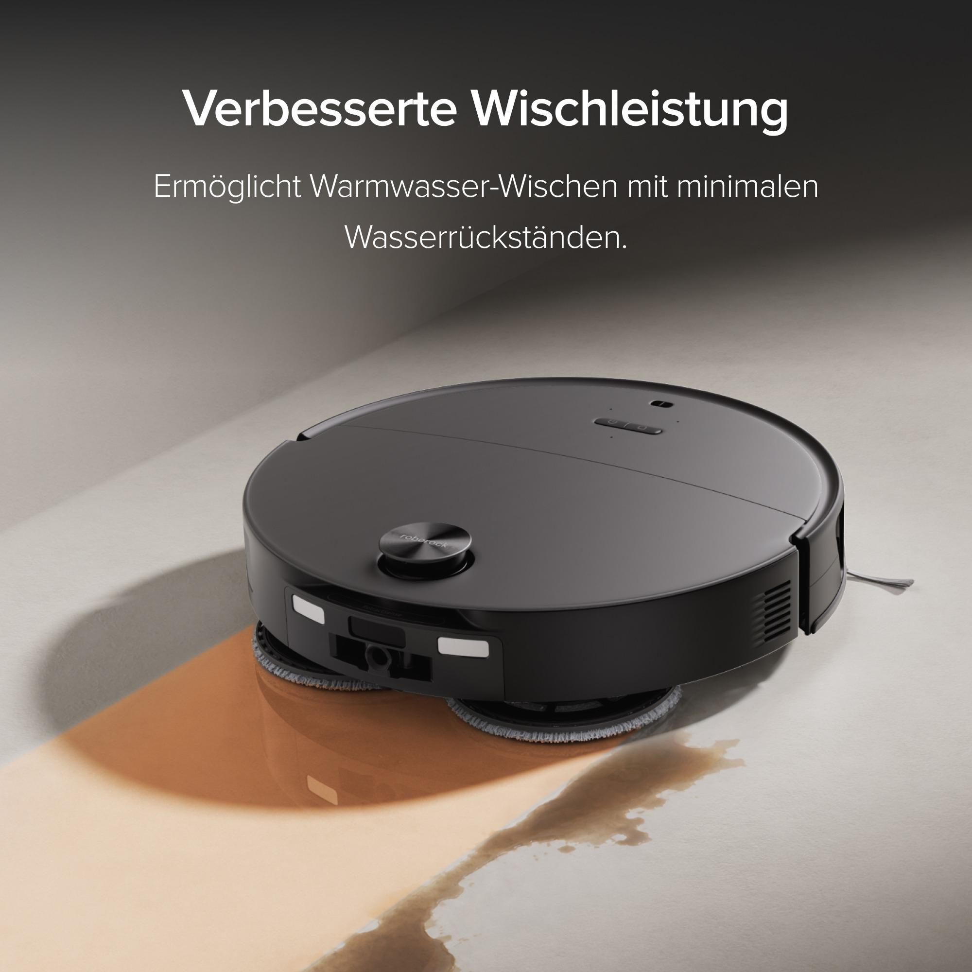 Schwarzer Saugroboter wischt den Boden und hinterlässt eine saubere Spur.