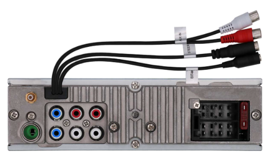 Tylny panel radia samochodowego z wejściami audio RCA i podłączonymi kablami.