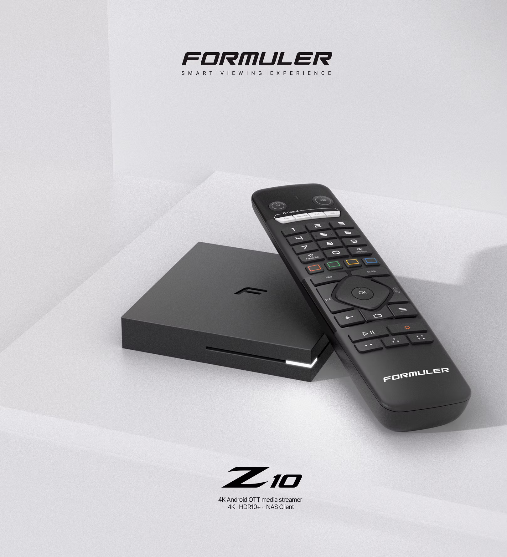 Un lettore multimediale Formuler Z10 nero e un telecomando su sfondo bianco.