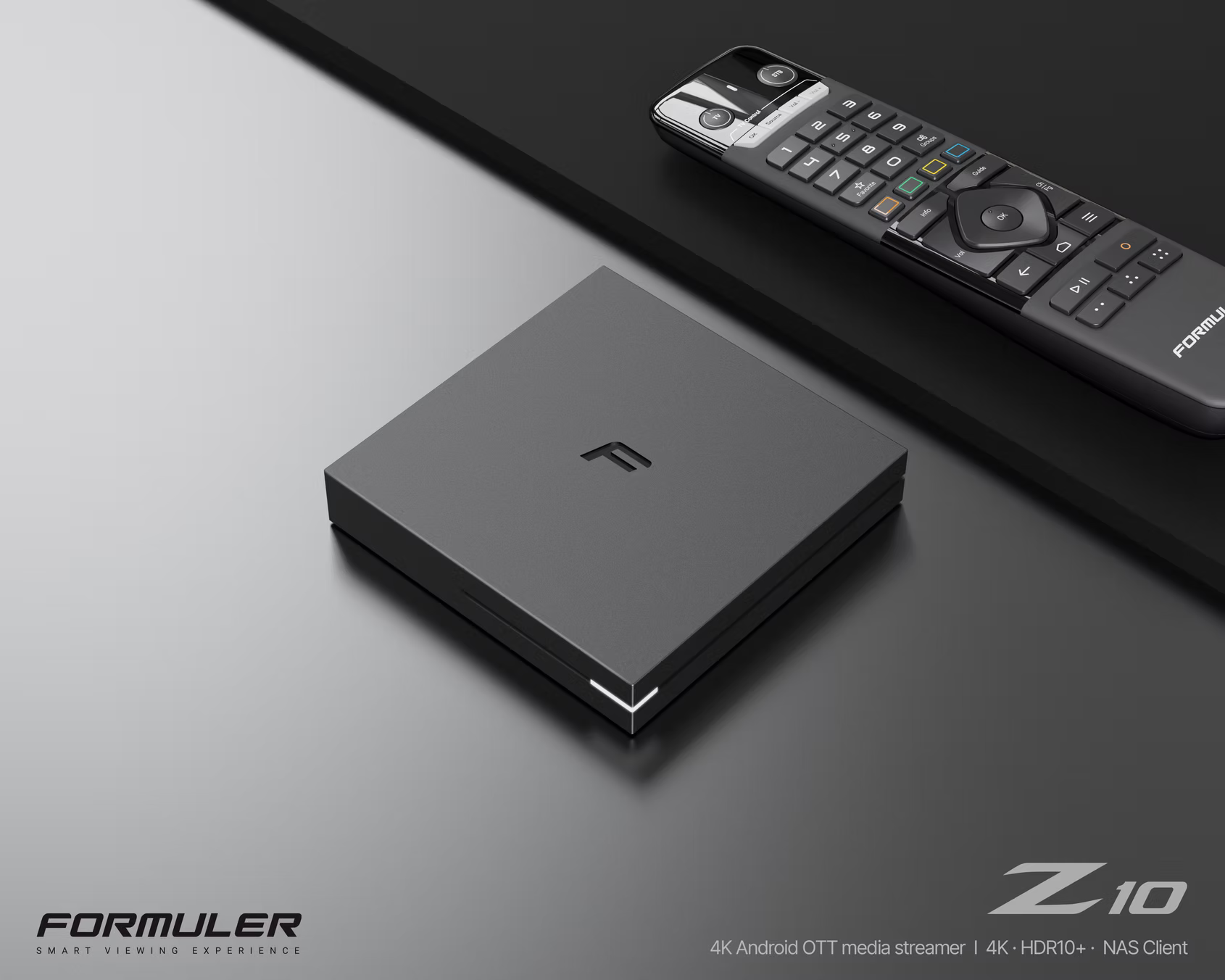 Un box TV Formuler Z10 nero con telecomando su una superficie lucida.