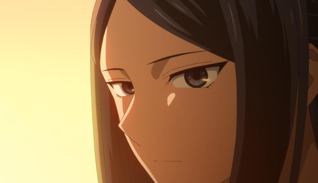 Nahaufnahme eines Anime-Charakters mit dunklen Haaren und ernstem Blick vor hellem Hintergrund.