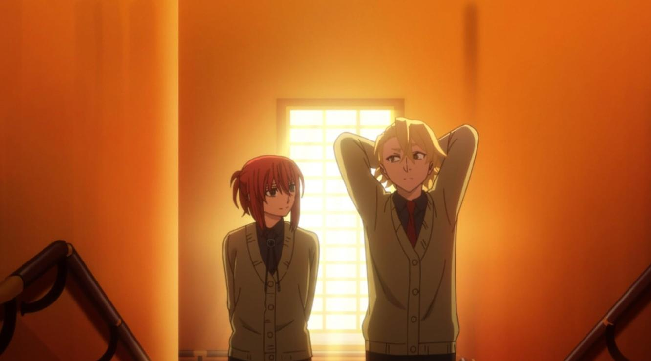 Zwei Anime-Charaktere in Schuluniformen stehen im warmen Licht vor einem Fenster.