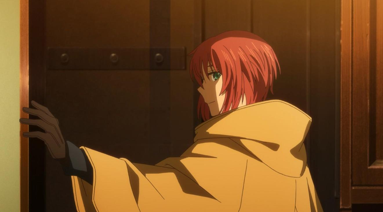 Anime-Charakter mit rotem Haar und gelbem Mantel öffnet eine dunkle Holztür.