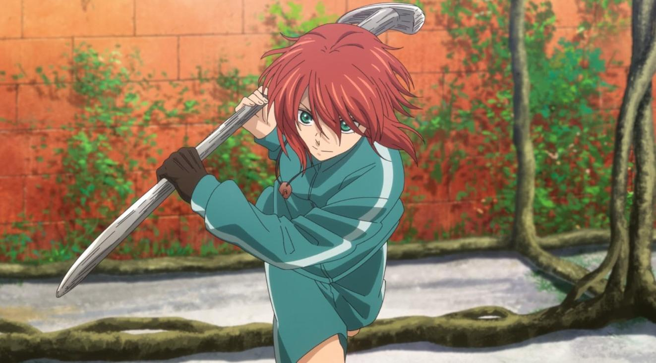 Anime-Charakter mit roten Haaren in grüner Trainingsjacke schwingt eine Metallstange im Freien.