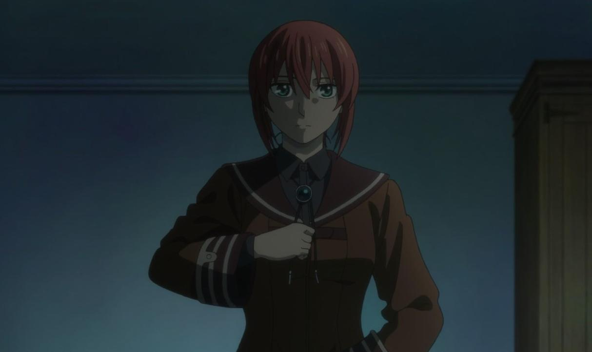 Ein Anime-Mädchen mit kurzen roten Haaren und grünen Augen trägt eine braune Uniform in einem schwach beleuchteten Raum.