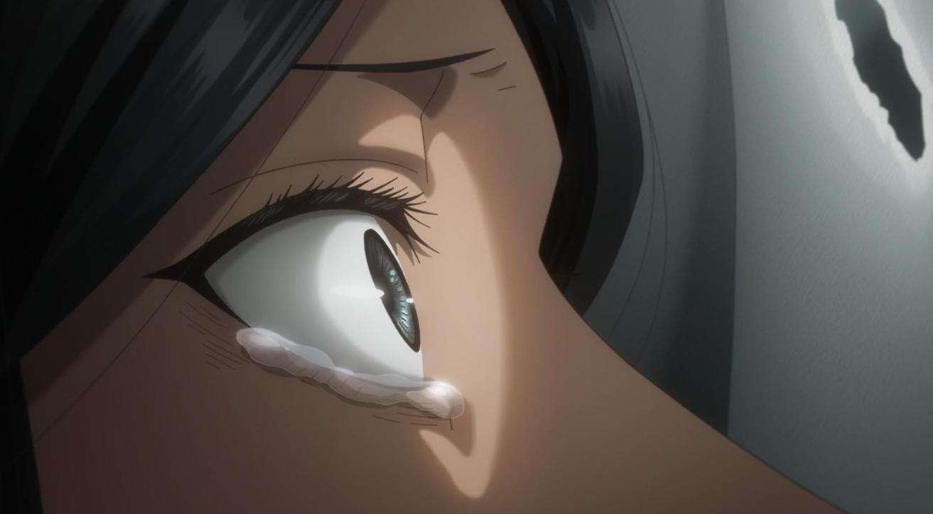 Nahaufnahme eines weinenden Anime-Auges mit schwarzem Haar und Schatten im Hintergrund.