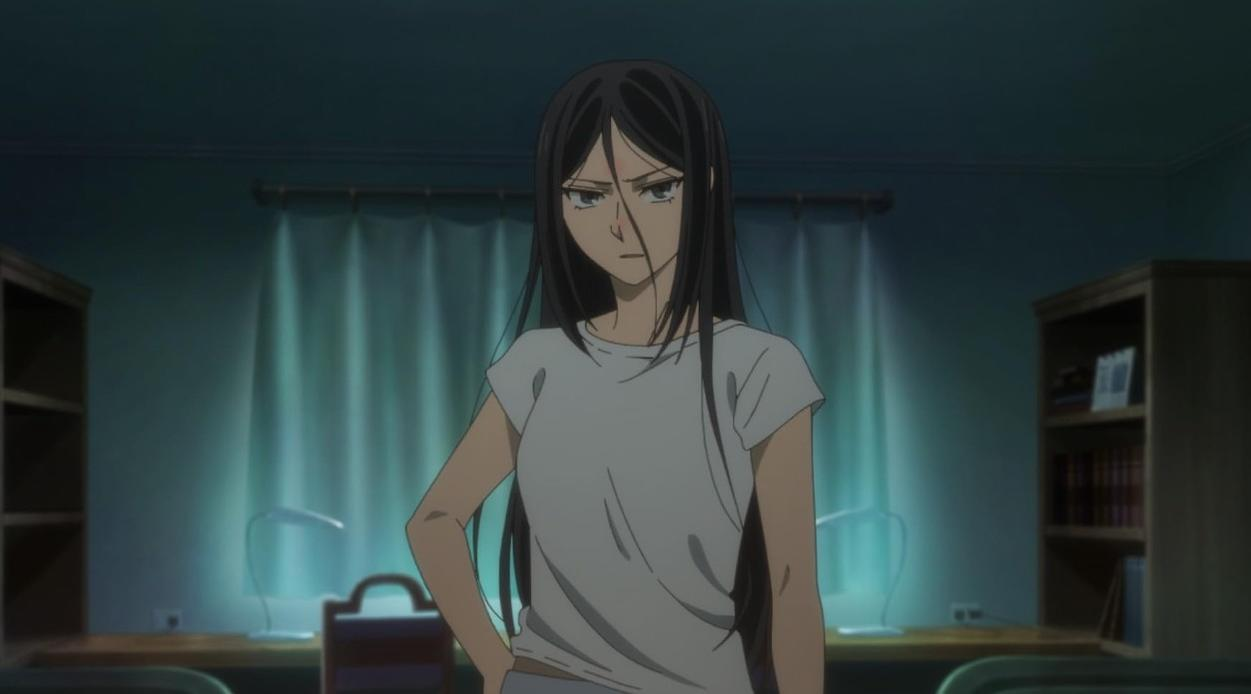 Eine Anime-Frau mit langen dunklen Haaren und einem weißen T-Shirt steht in einem schwach beleuchteten Raum.