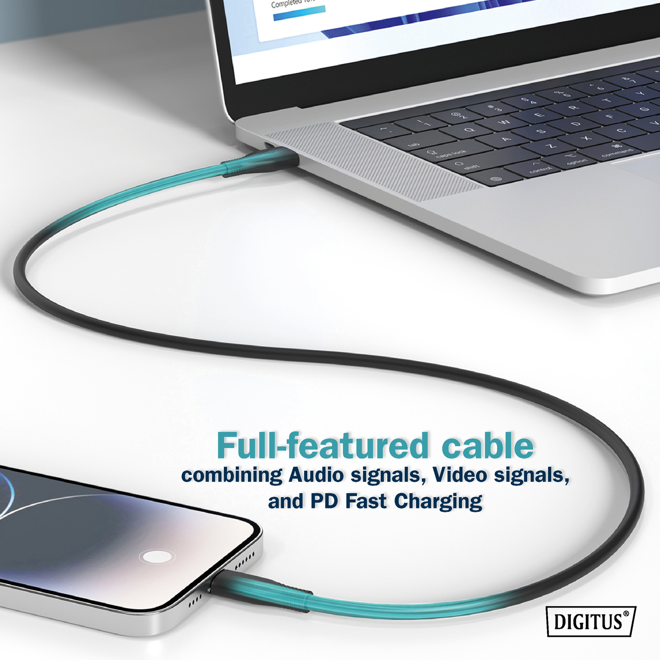 Ein schwarz-türkises Kabel verbindet ein Smartphone mit einem Laptop auf einem weißen Schreibtisch.
