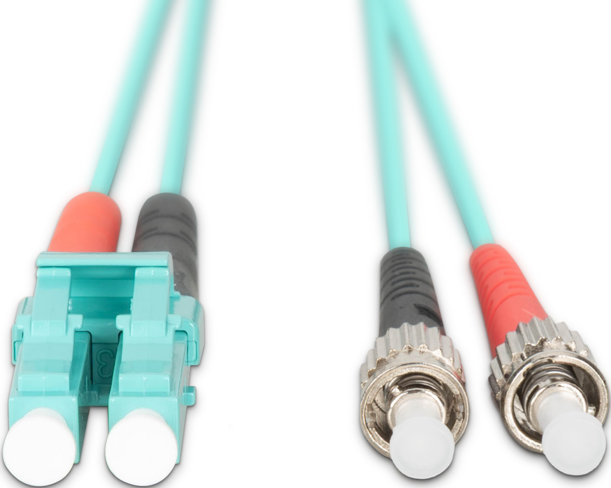 Ein hellblaues Glasfaser-Patchkabel mit LC-Duplex-Steckern links und ST-Steckern rechts.