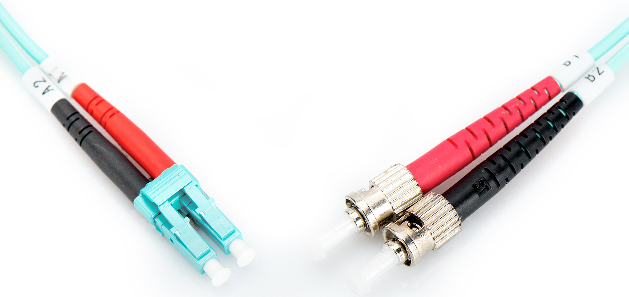 Blaue und rote LWL-Stecker auf weißem Hintergrund.