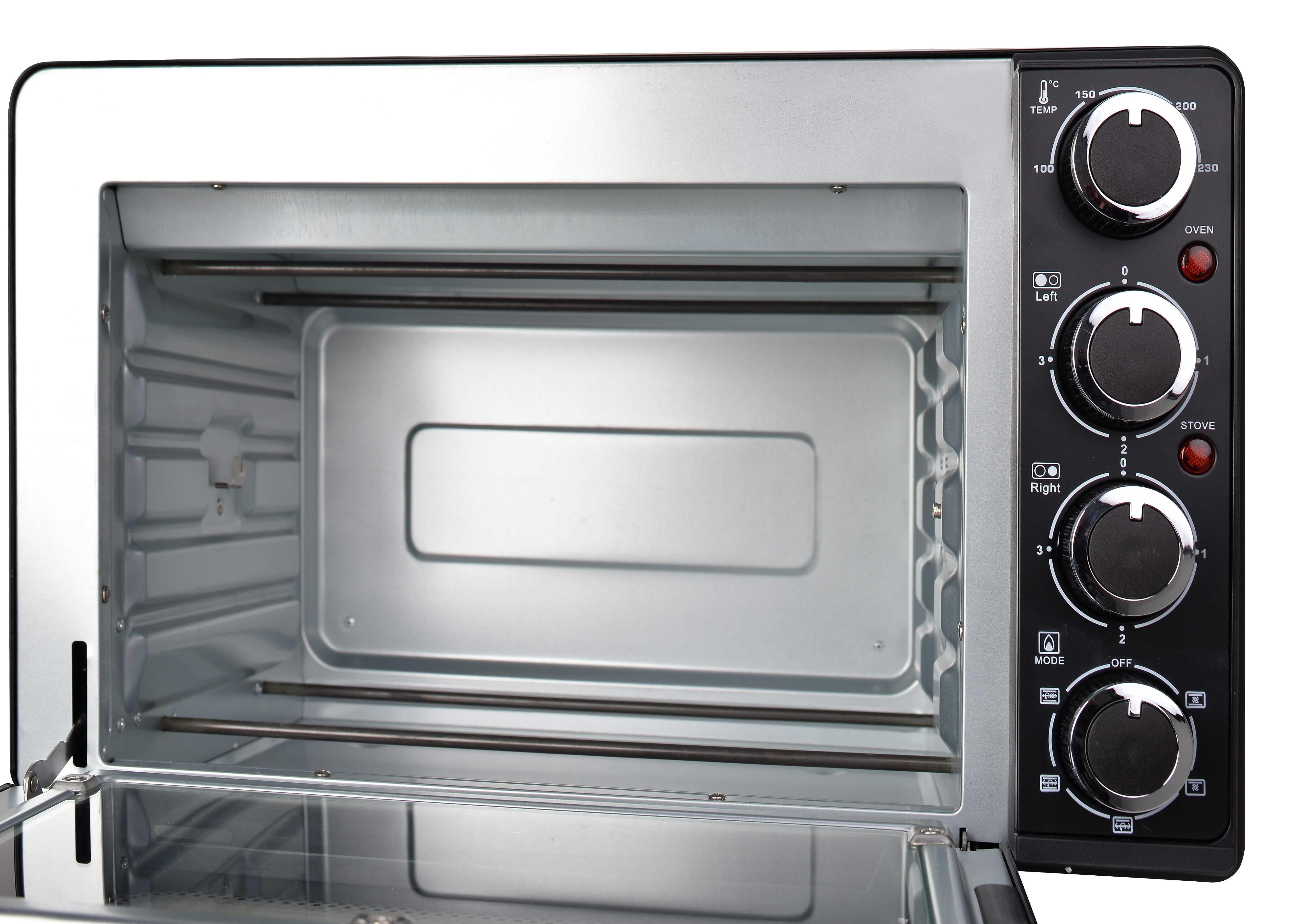 Ein offener Mini-Backofen mit silbernem Gehäuse, schwarzen Knöpfen und vier Heizelementen innen.