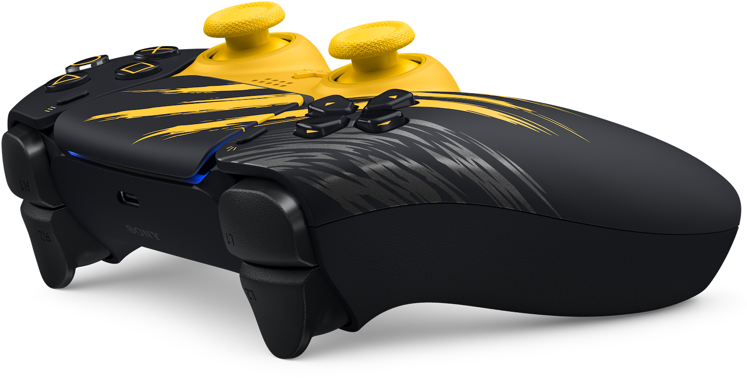 Ein schwarz-gelber PlayStation-Controller mit gelben Joysticks und Schlammspritzern.