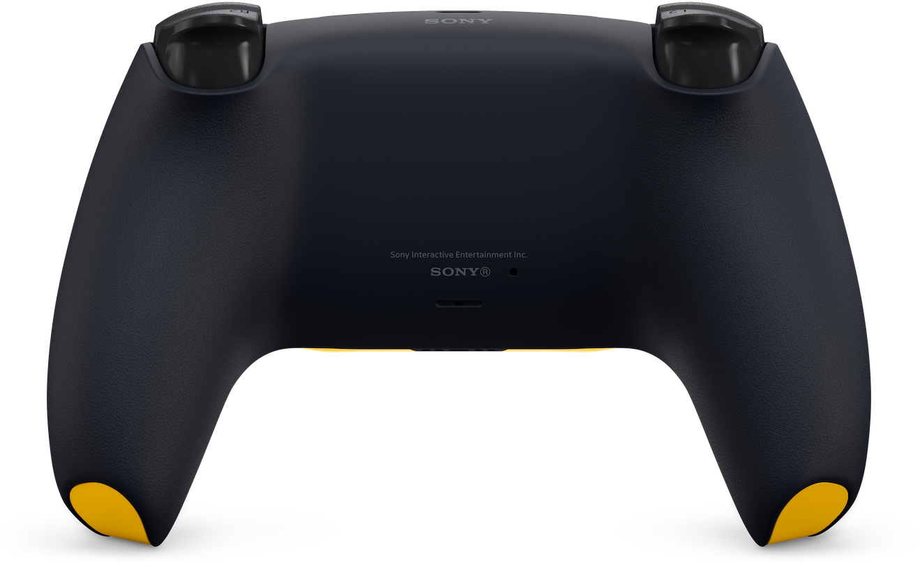 Rückansicht eines schwarzen PlayStation 5-Controllers mit gelben Akzenten auf schwarzem Hintergrund.
