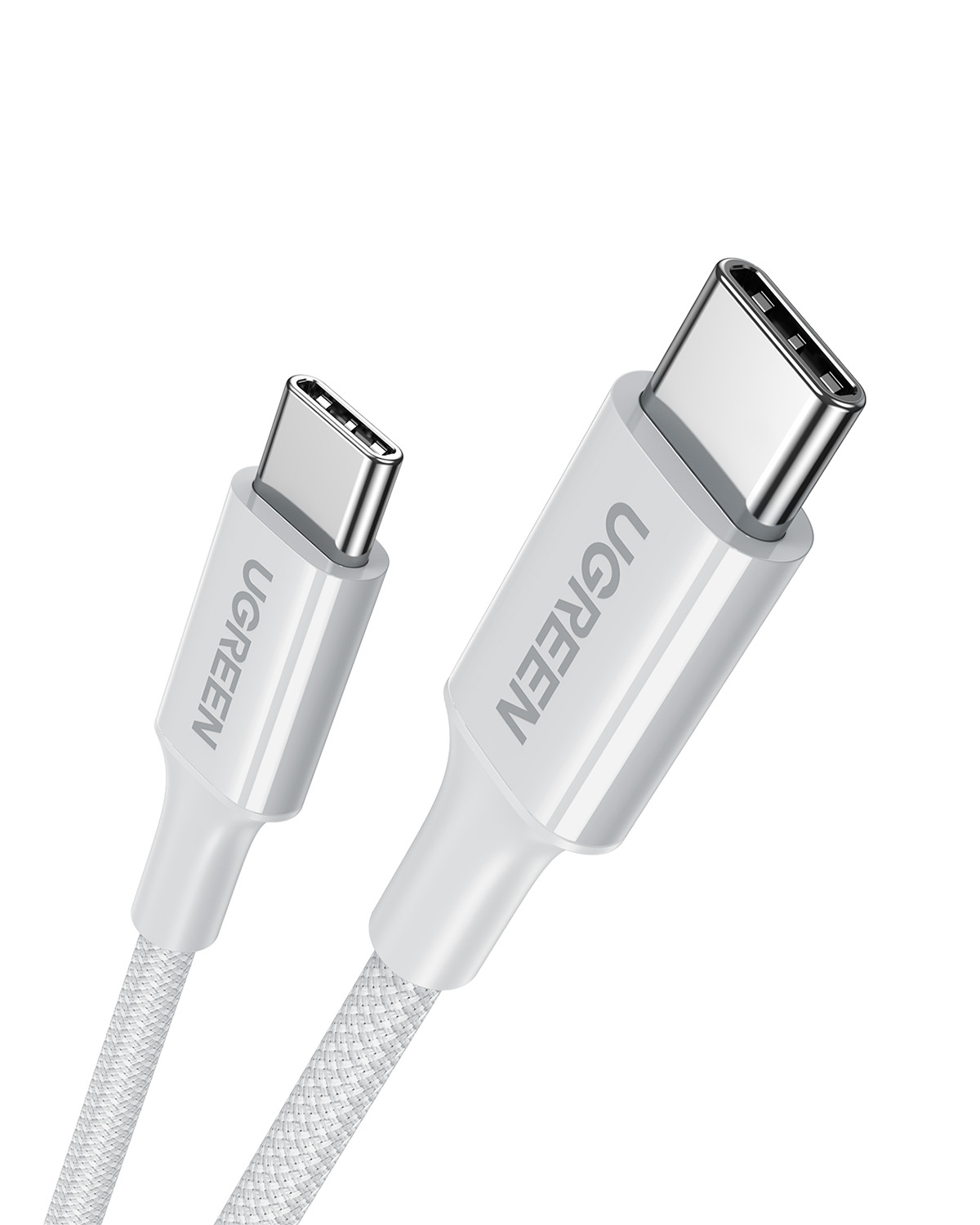 Beyaz arka planda metal konnektörlü iki adet beyaz Ugreen USB-C kablosu.