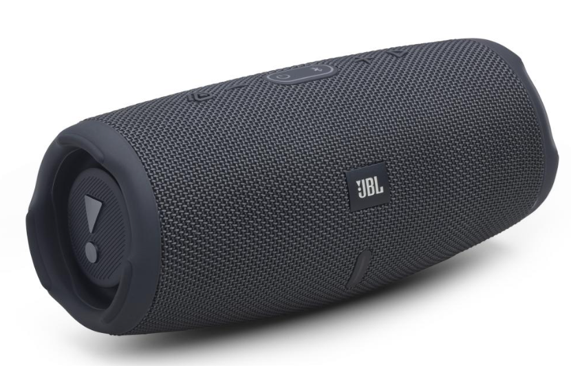 Cylindryczny, czarny głośnik Bluetooth JBL w obudowie z tkaniny na białym tle.
