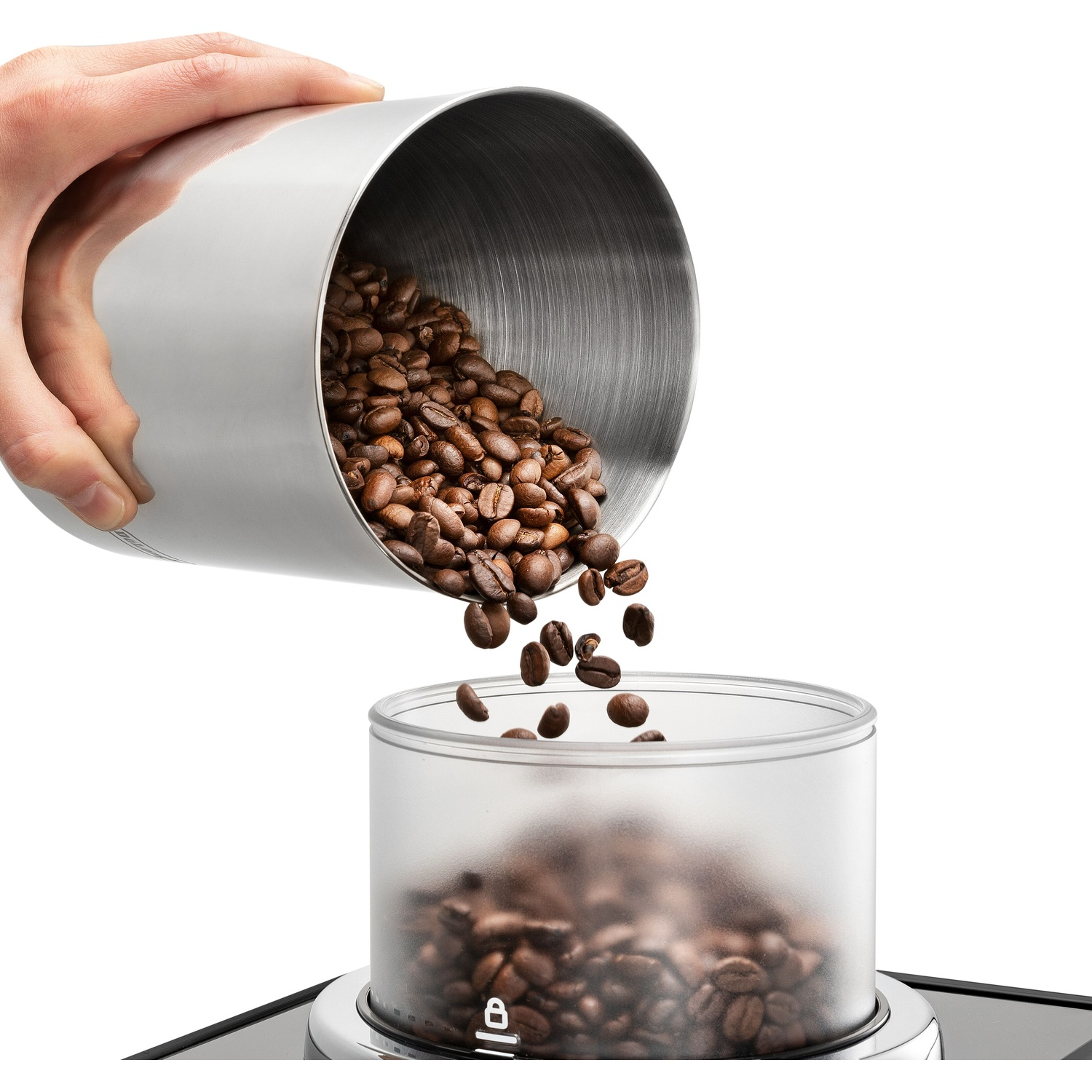 Une main verse des grains de café d'un récipient en métal dans un récipient transparent.