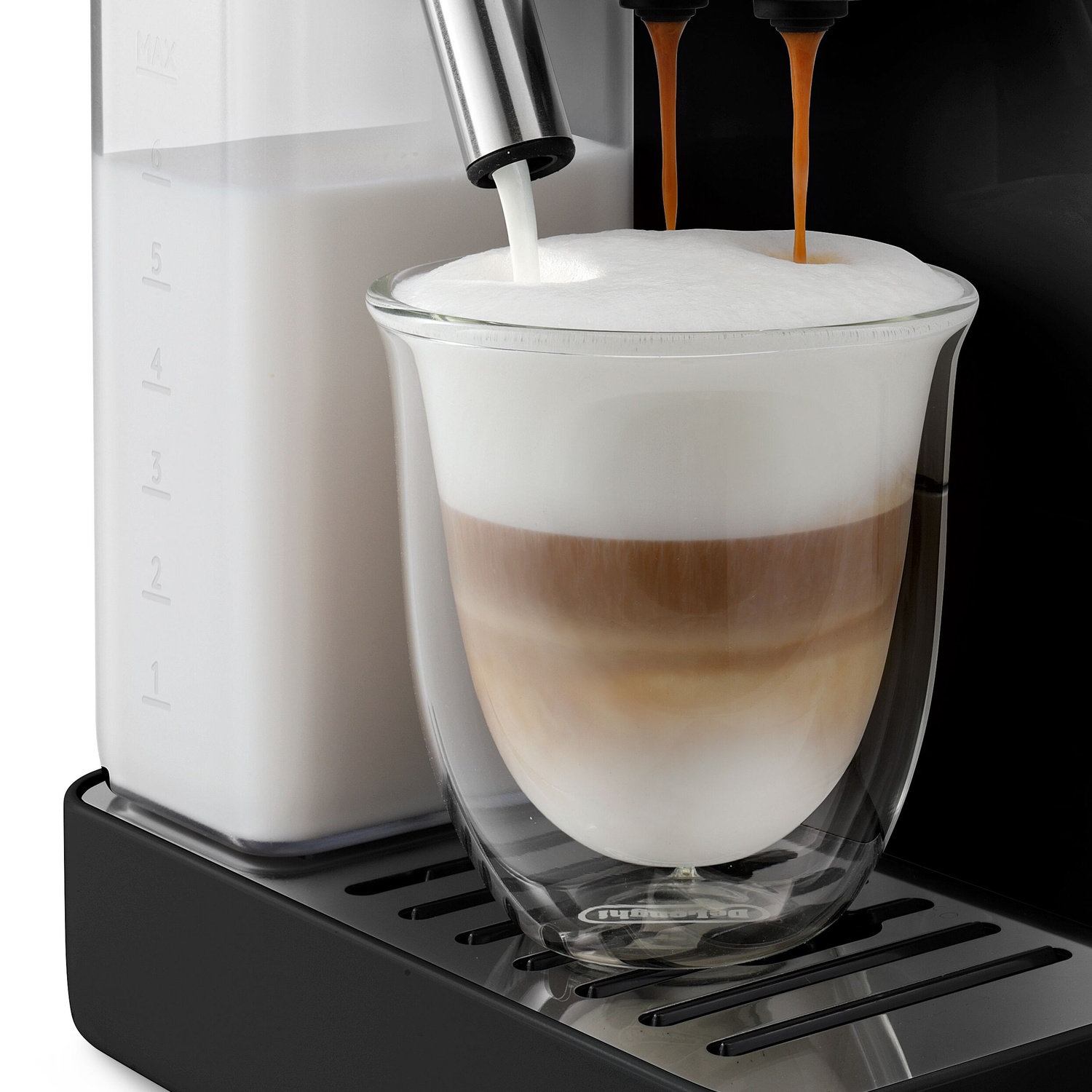Une cafetière verse du lait et du café dans un verre pour faire un latte macchiato.
