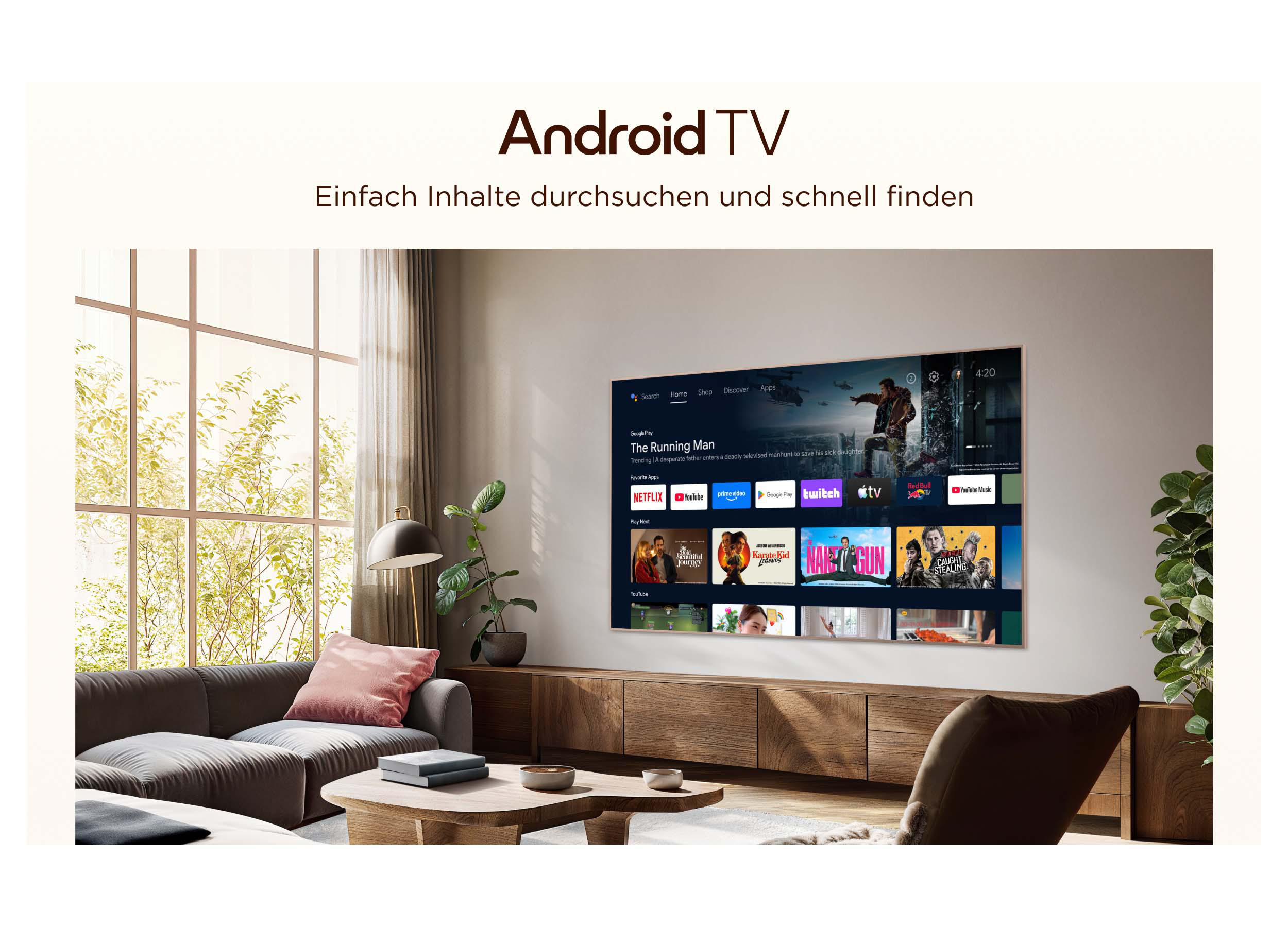 Android TV an einer Wohnzimmerwand mit Sofa, Pflanzen und Holzkasten.