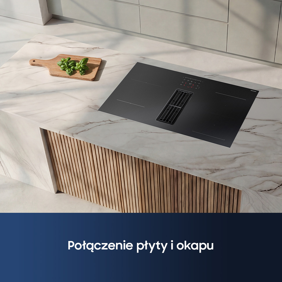 Czarna płyta indukcyjna z zintegrowanym wyciągiem na białej marmurowej wyspie kuchennej.