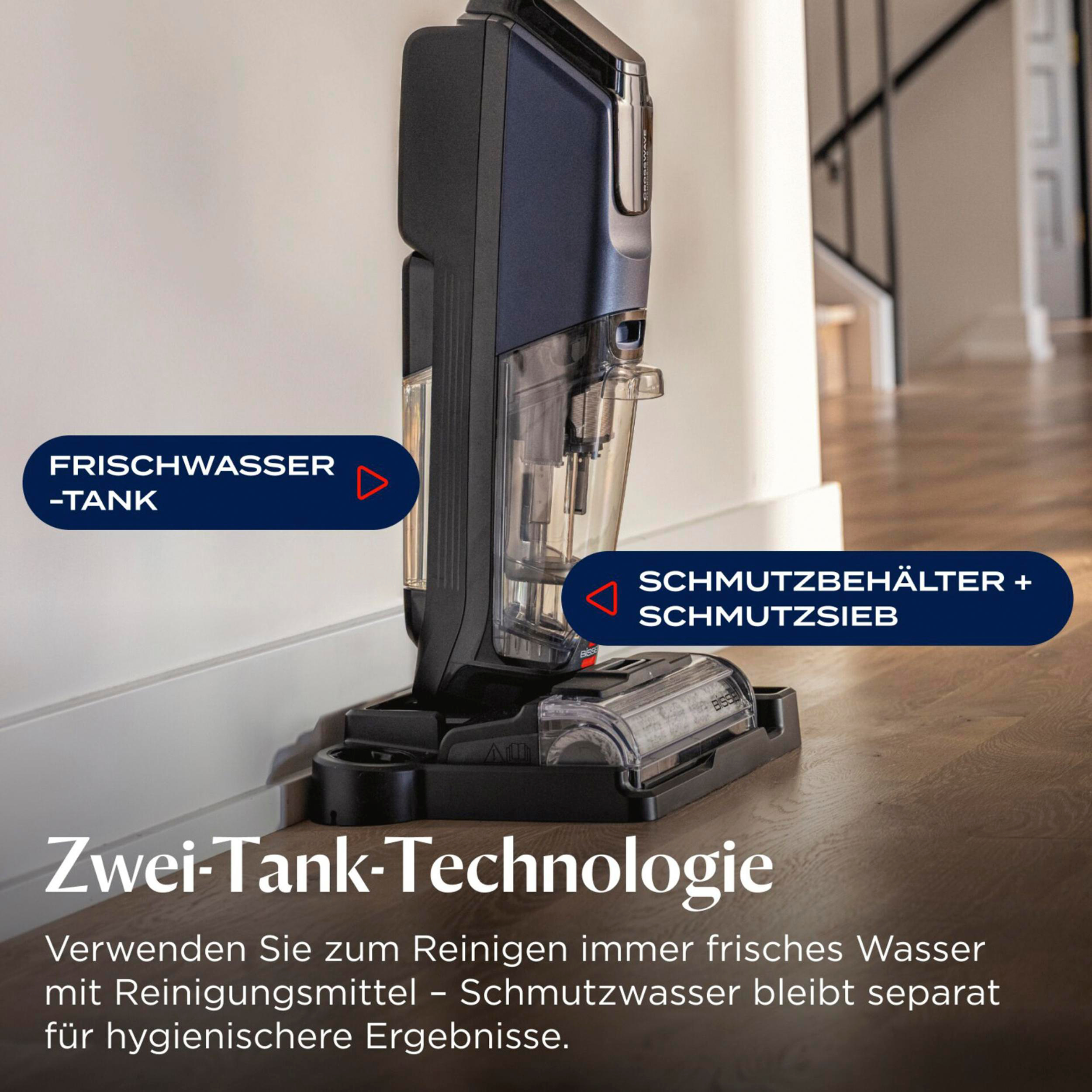 Blauer Nass- und Trockensauger auf einer Ladestation mit zwei separaten Wassertanks für Frisch- und Schmutzwasser.
