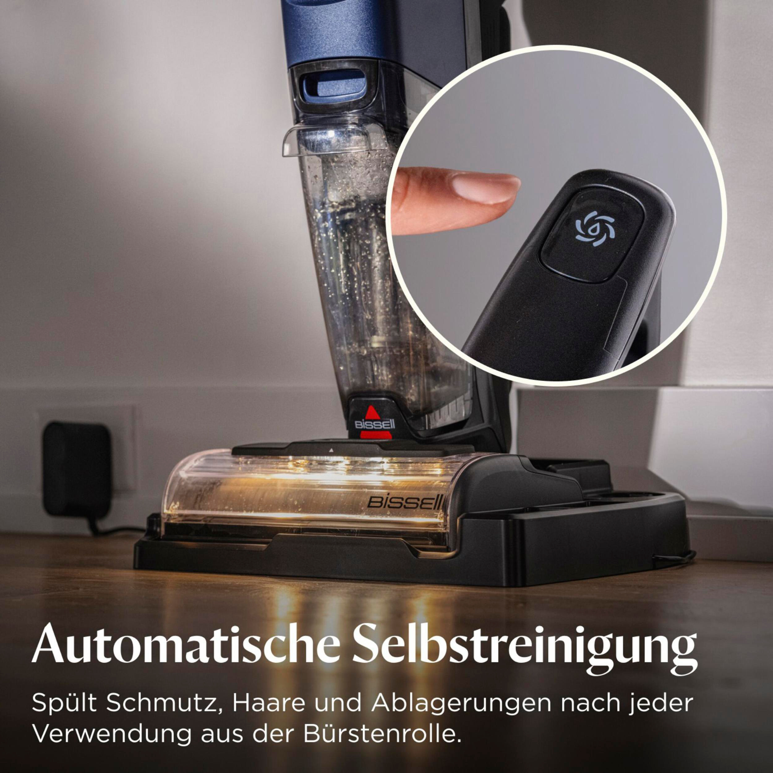 Ein Bissell-Staubsauger auf einer Ladestation mit einem runden Inset, das eine Hand zeigt, die einen Knopf drückt.